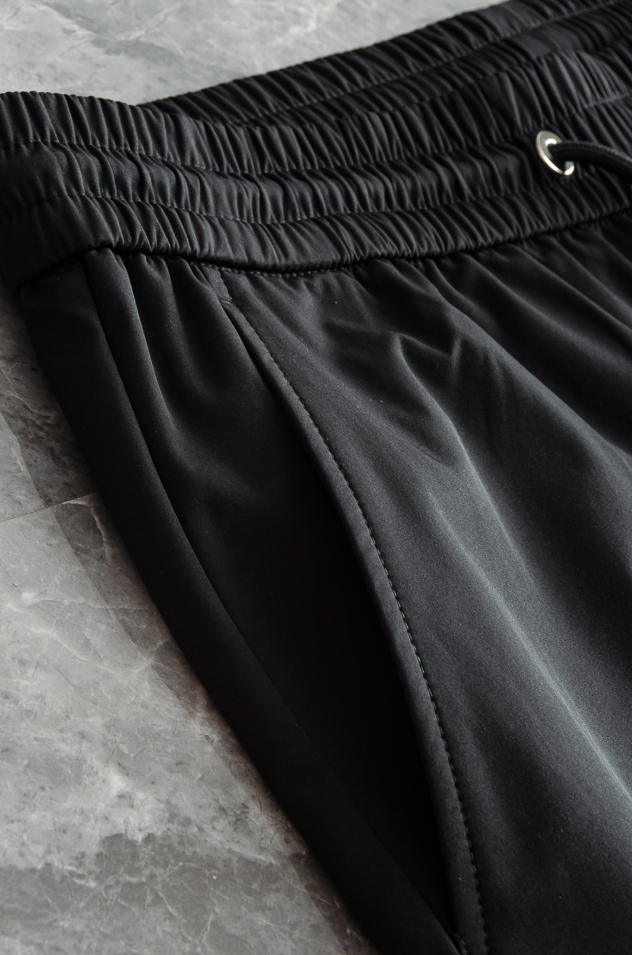 芬迪Fendi 立体刺绣修饰弹力抽绳腰头男士休闲舒适直筒长裤其匠心打造，毋庸置疑的极品重磅，无需过多的词