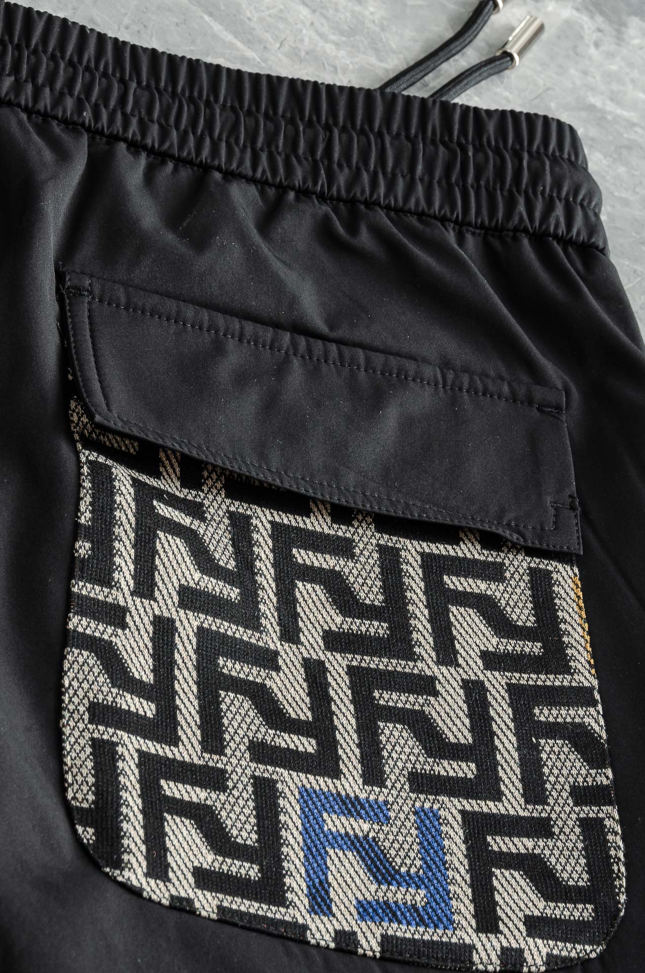 芬迪Fendi 立体刺绣修饰弹力抽绳腰头男士休闲舒适直筒长裤其匠心打造，毋庸置疑的极品重磅，无需过多的词