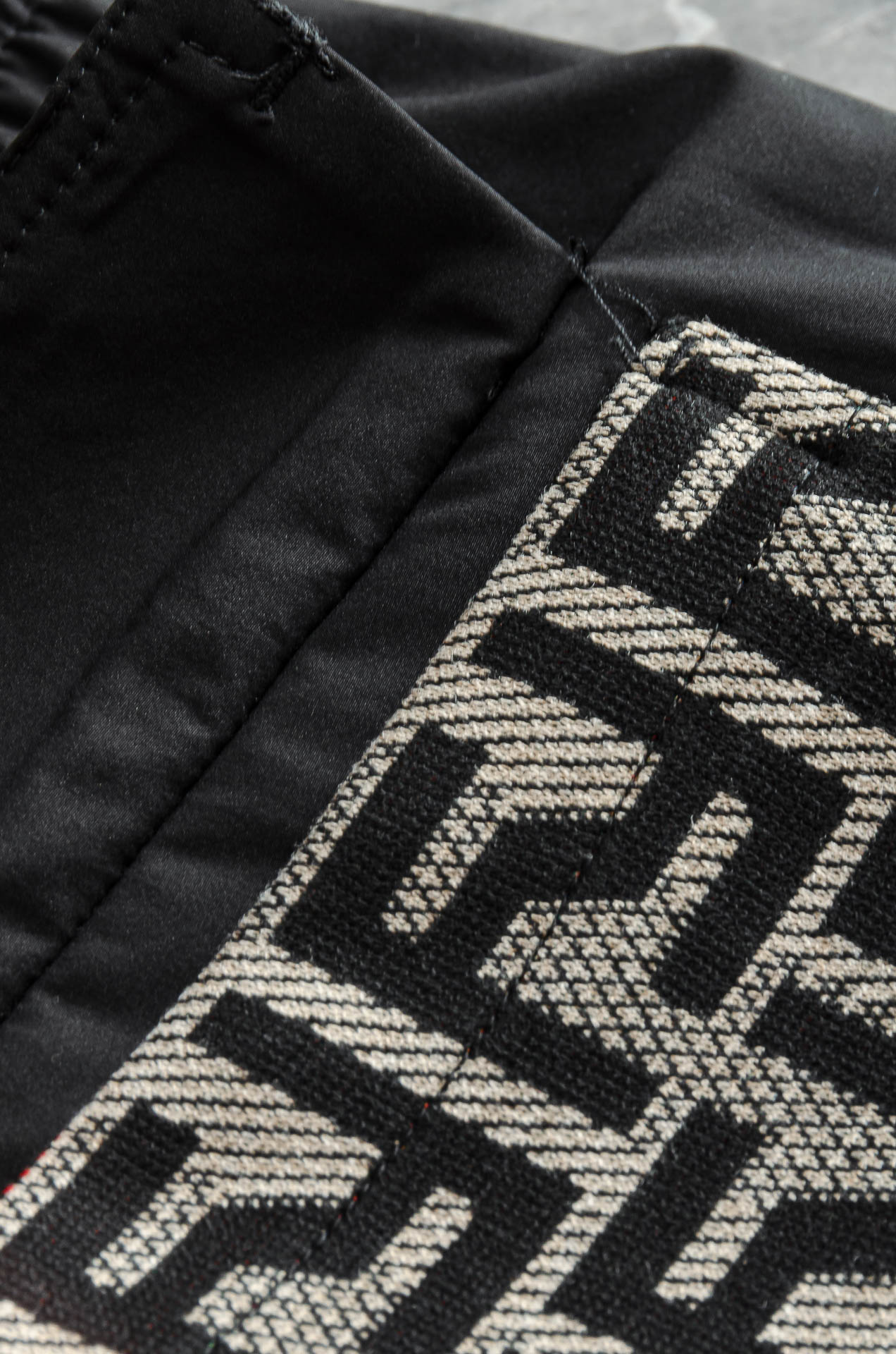 芬迪Fendi 立体刺绣修饰弹力抽绳腰头男士休闲舒适直筒长裤其匠心打造，毋庸置疑的极品重磅，无需过多的词