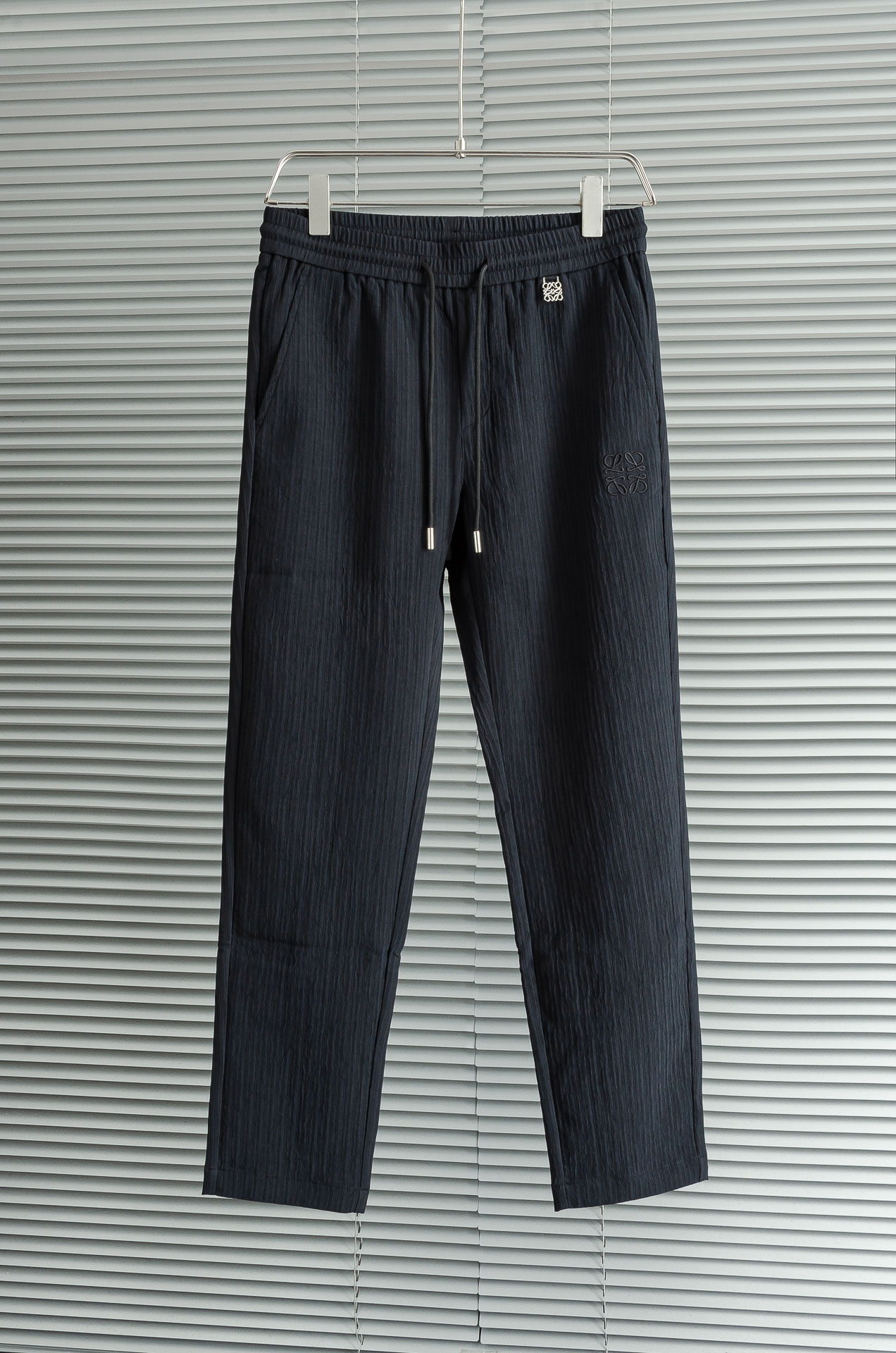 罗意威LOEWE 立体刺绣修饰弹力抽绳腰头男士休闲舒适直筒长裤其匠心打造，毋庸置疑的极品重磅，无需过多的