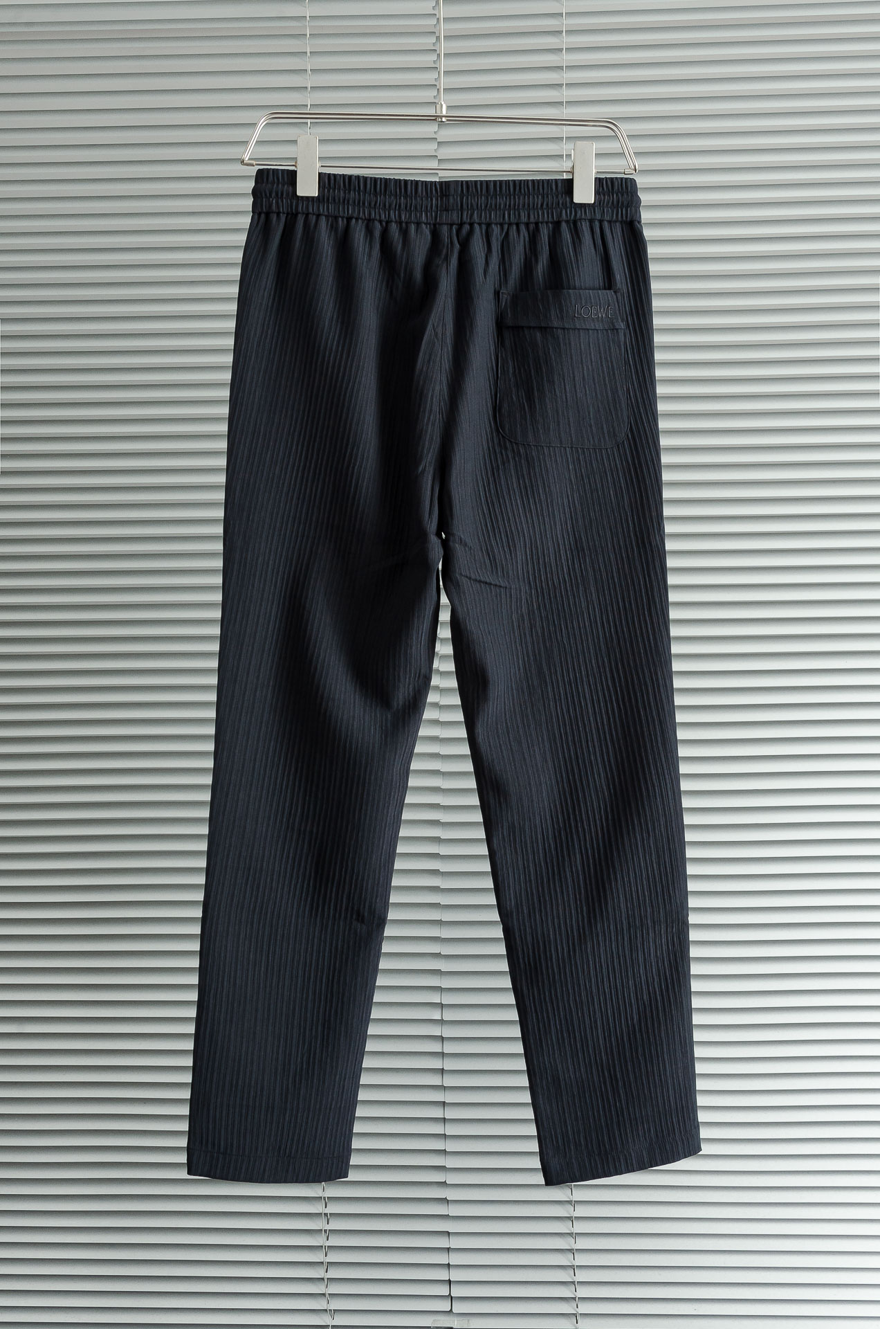 罗意威LOEWE 立体刺绣修饰弹力抽绳腰头男士休闲舒适直筒长裤其匠心打造，毋庸置疑的极品重磅，无需过多的