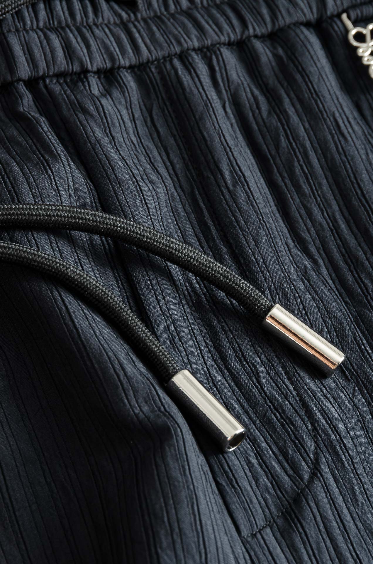 罗意威LOEWE 立体刺绣修饰弹力抽绳腰头男士休闲舒适直筒长裤其匠心打造，毋庸置疑的极品重磅，无需过多的