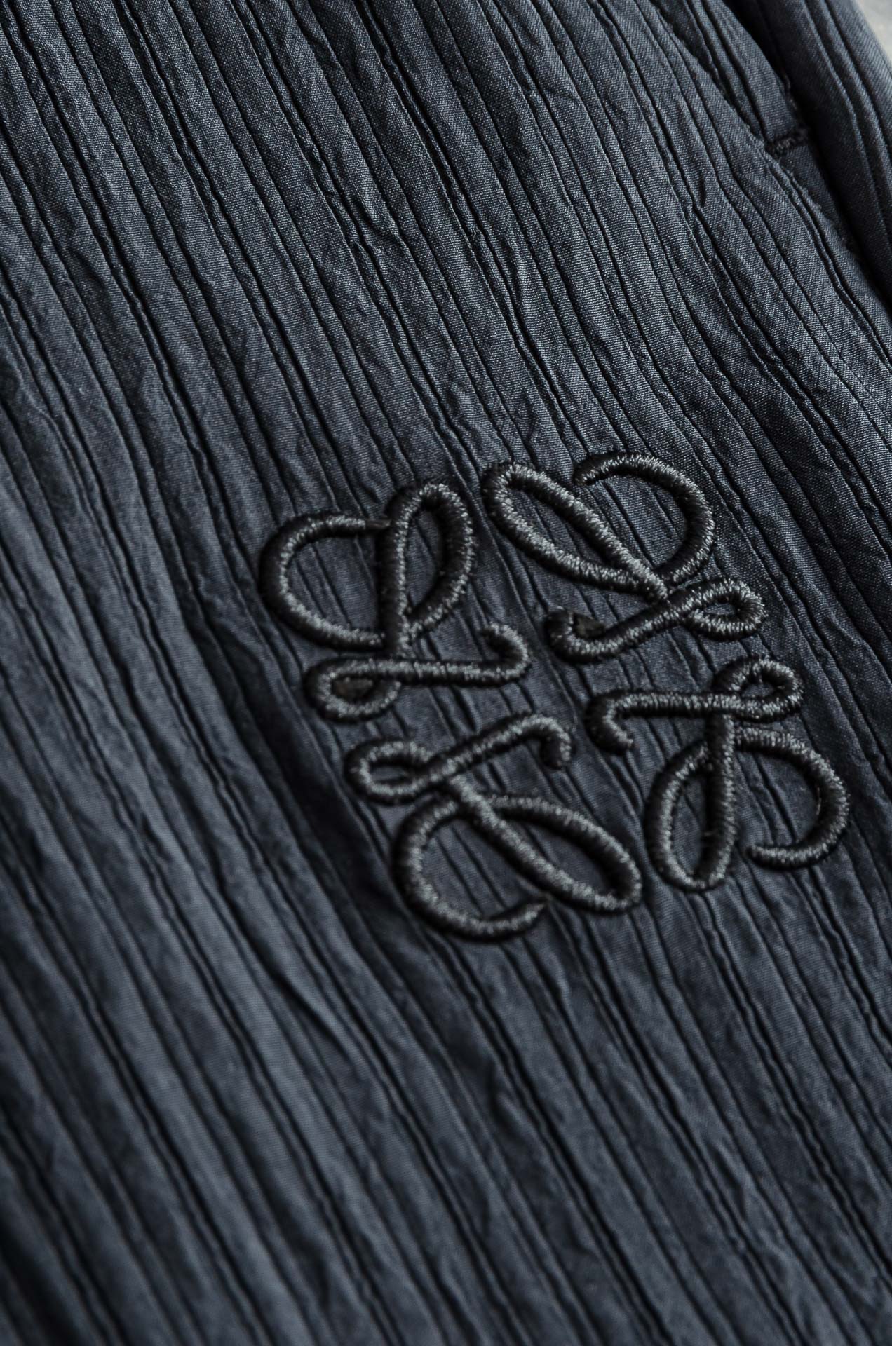 罗意威LOEWE 立体刺绣修饰弹力抽绳腰头男士休闲舒适直筒长裤其匠心打造，毋庸置疑的极品重磅，无需过多的