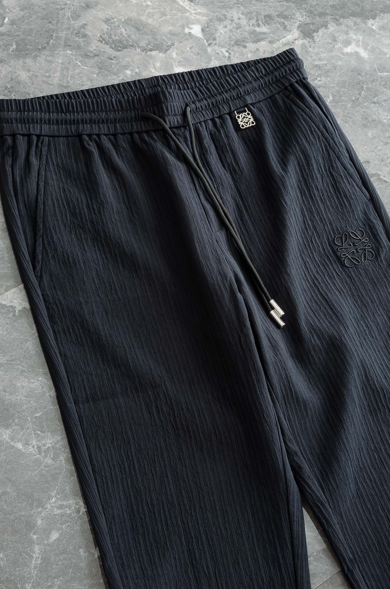 罗意威LOEWE 立体刺绣修饰弹力抽绳腰头男士休闲舒适直筒长裤其匠心打造，毋庸置疑的极品重磅，无需过多的