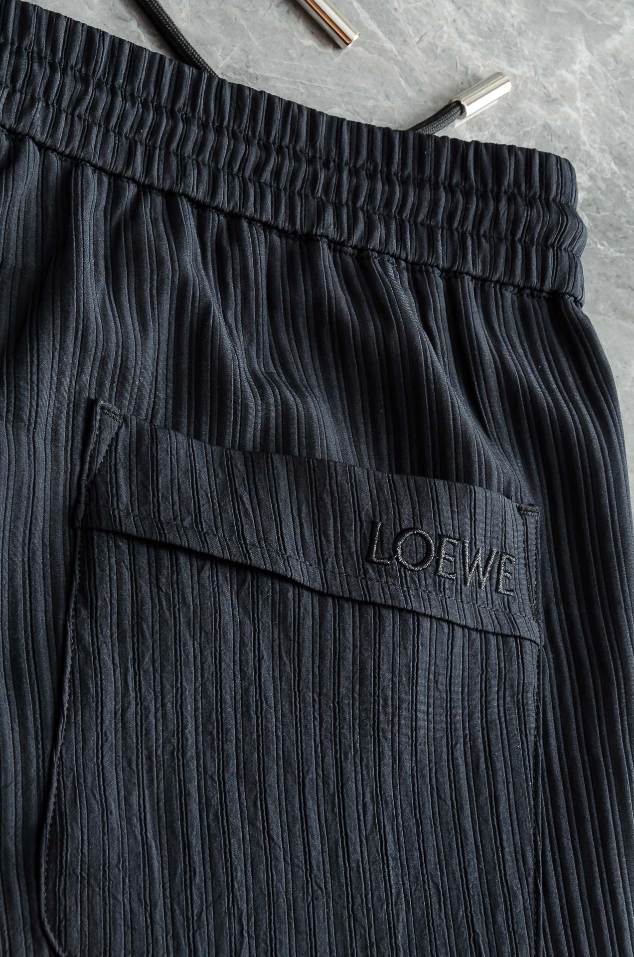 罗意威LOEWE 立体刺绣修饰弹力抽绳腰头男士休闲舒适直筒长裤其匠心打造，毋庸置疑的极品重磅，无需过多的