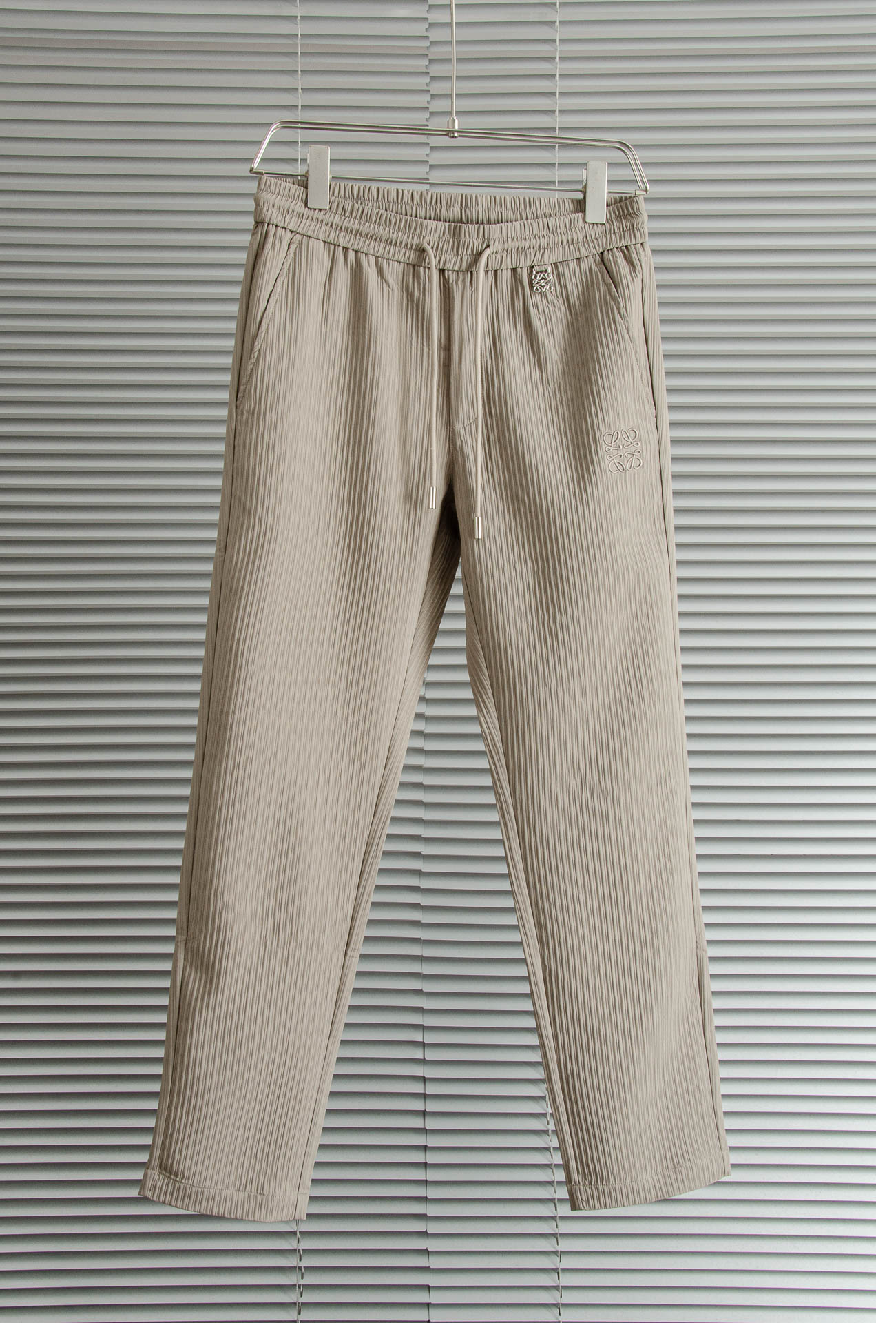 罗意威LOEWE 立体刺绣修饰弹力抽绳腰头男士休闲舒适直筒长裤其匠心打造，毋庸置疑的极品重磅，无需过多的