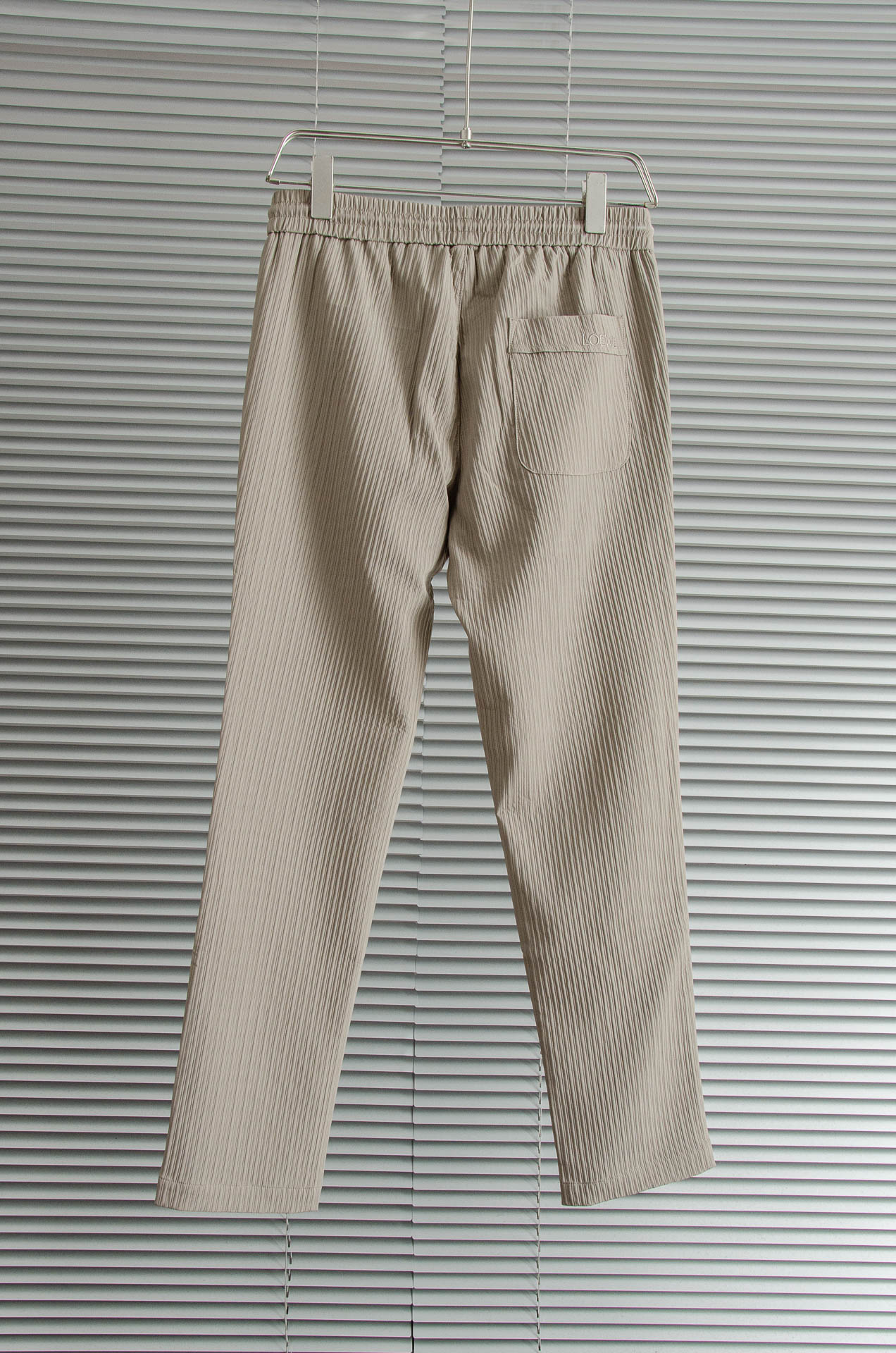 罗意威LOEWE 立体刺绣修饰弹力抽绳腰头男士休闲舒适直筒长裤其匠心打造，毋庸置疑的极品重磅，无需过多的