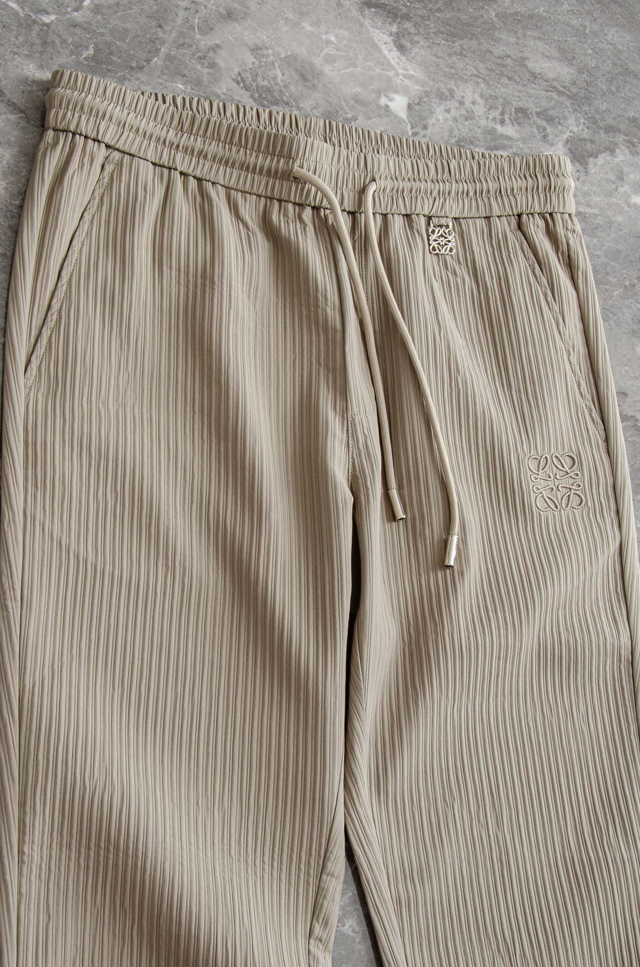 罗意威LOEWE 立体刺绣修饰弹力抽绳腰头男士休闲舒适直筒长裤其匠心打造，毋庸置疑的极品重磅，无需过多的