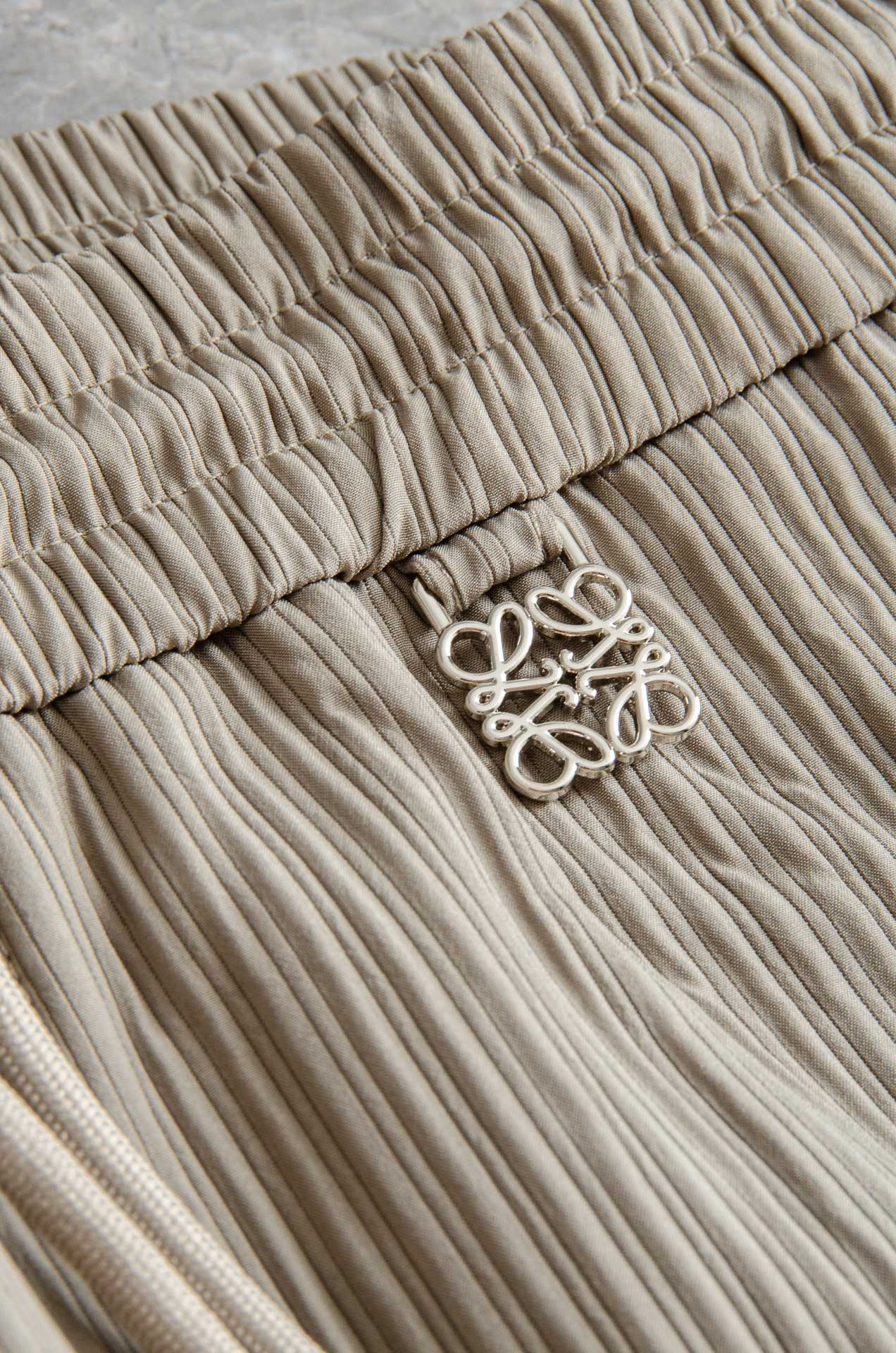 罗意威LOEWE 立体刺绣修饰弹力抽绳腰头男士休闲舒适直筒长裤其匠心打造，毋庸置疑的极品重磅，无需过多的