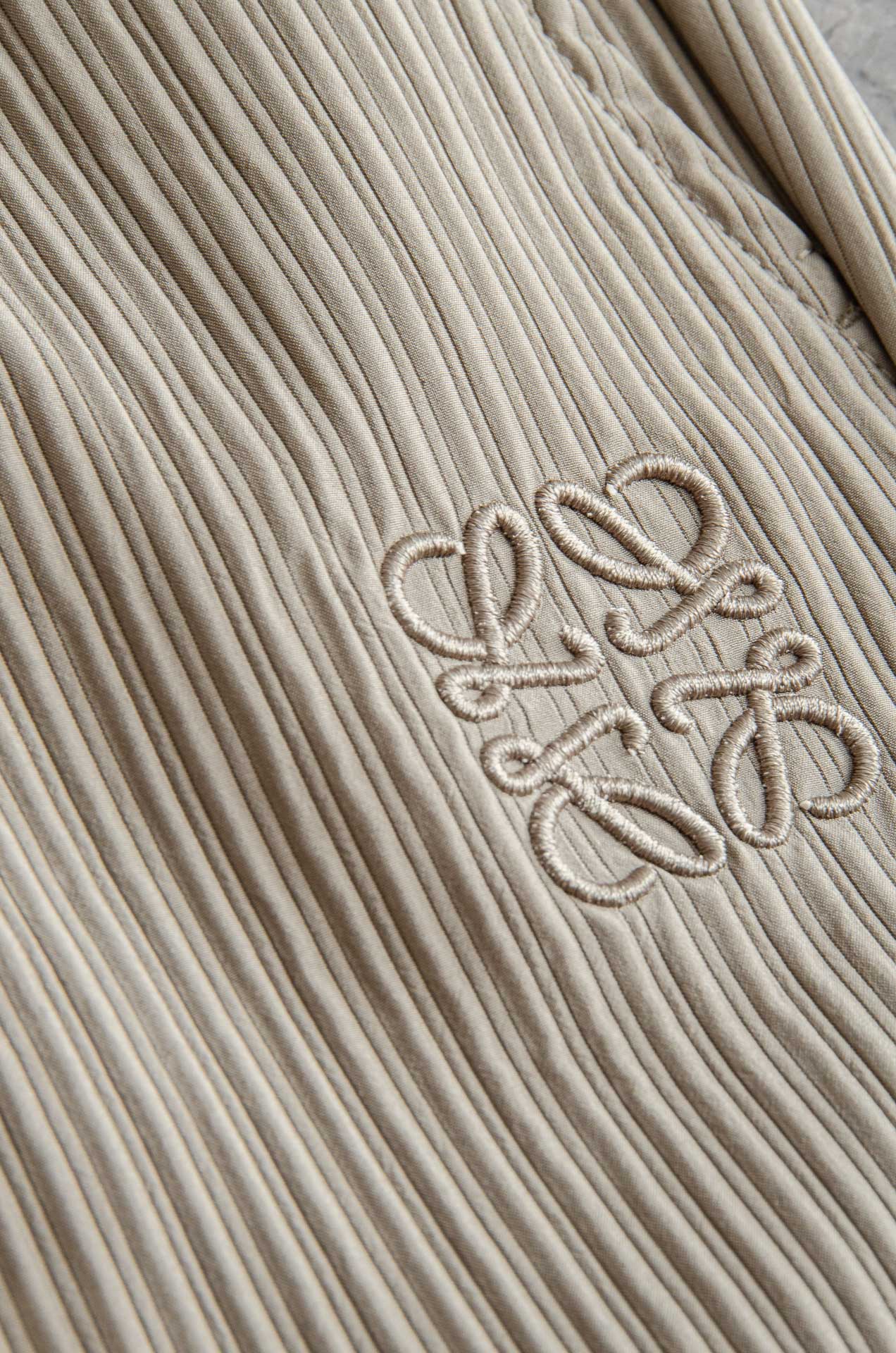 罗意威LOEWE 立体刺绣修饰弹力抽绳腰头男士休闲舒适直筒长裤其匠心打造，毋庸置疑的极品重磅，无需过多的