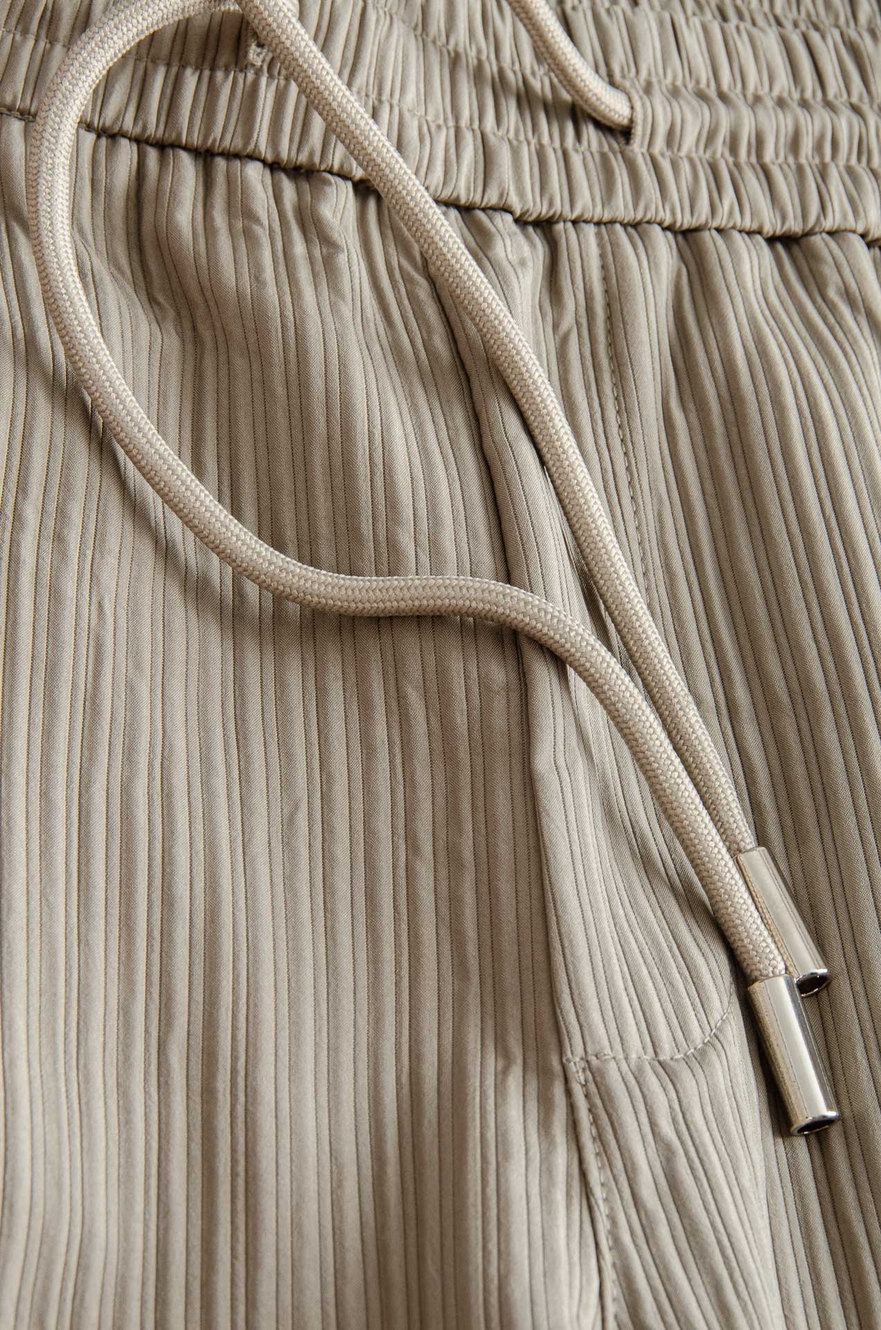 罗意威LOEWE 立体刺绣修饰弹力抽绳腰头男士休闲舒适直筒长裤其匠心打造，毋庸置疑的极品重磅，无需过多的