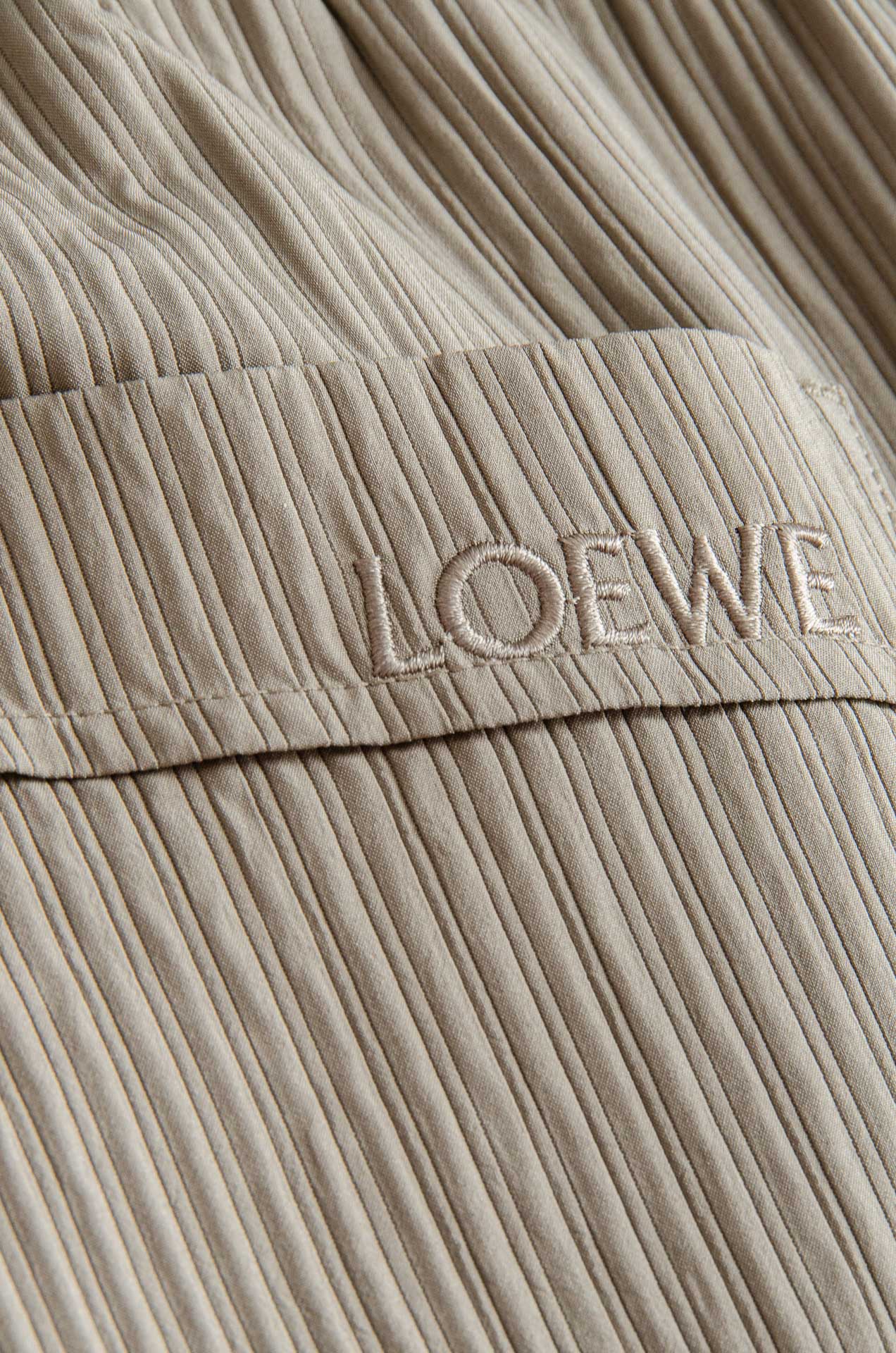 罗意威LOEWE 立体刺绣修饰弹力抽绳腰头男士休闲舒适直筒长裤其匠心打造，毋庸置疑的极品重磅，无需过多的