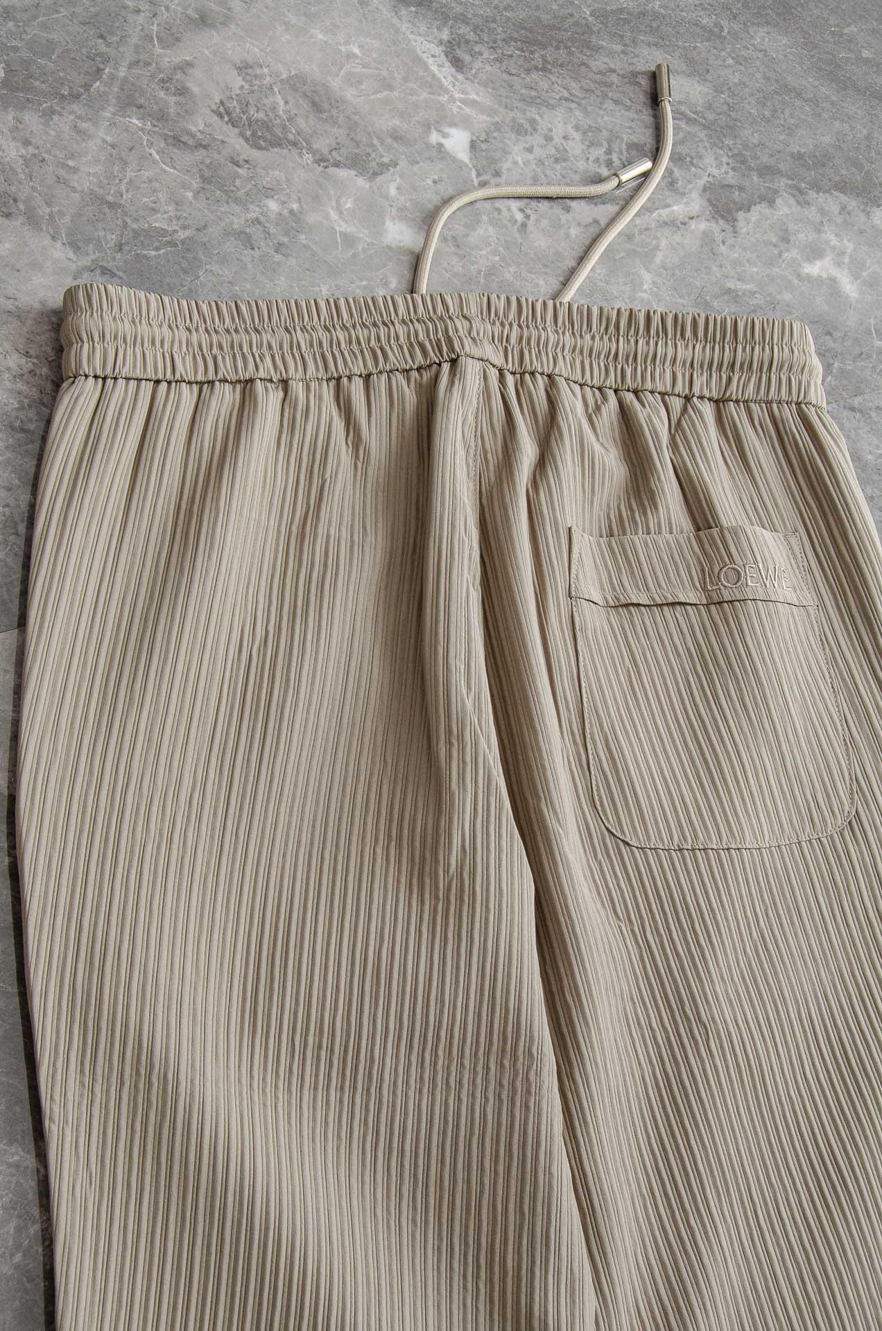 罗意威LOEWE 立体刺绣修饰弹力抽绳腰头男士休闲舒适直筒长裤其匠心打造，毋庸置疑的极品重磅，无需过多的