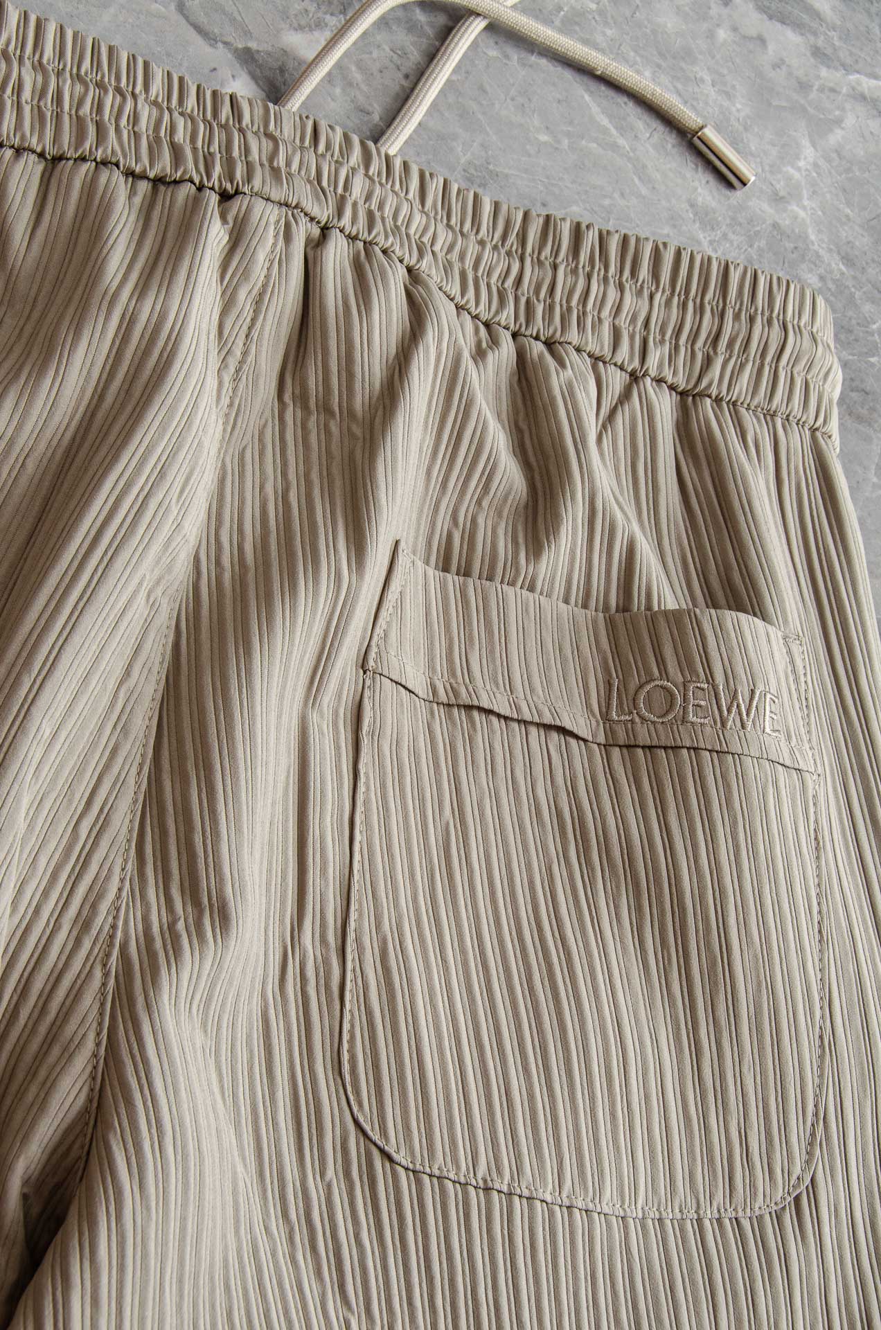 罗意威LOEWE 立体刺绣修饰弹力抽绳腰头男士休闲舒适直筒长裤其匠心打造，毋庸置疑的极品重磅，无需过多的