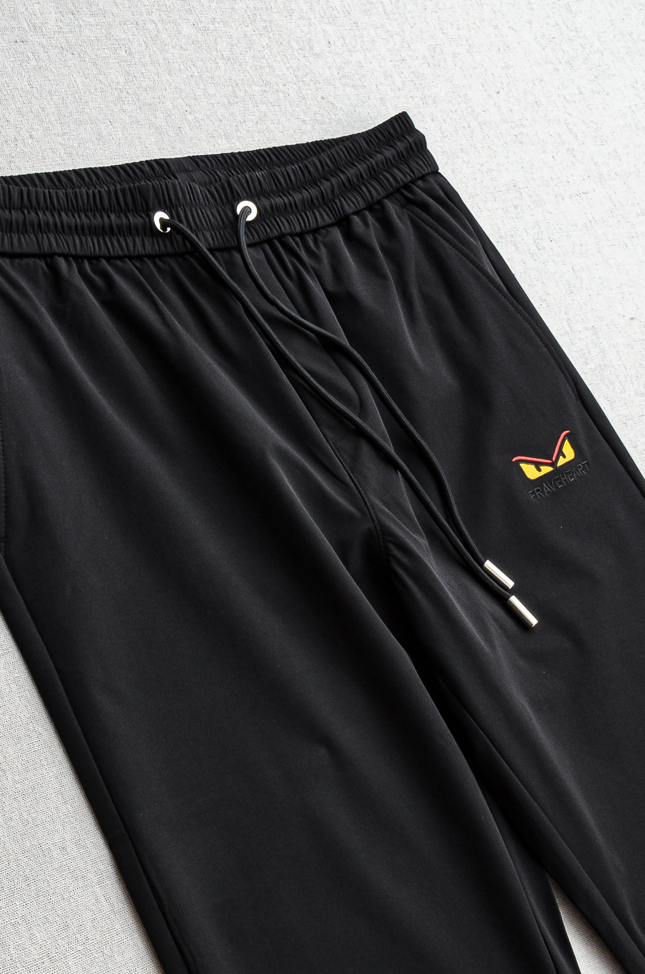 芬迪Fendi 立体刺绣修饰弹力抽绳腰头男士休闲舒适直筒长裤其匠心打造，毋庸置疑的极品重磅，无需过多的词