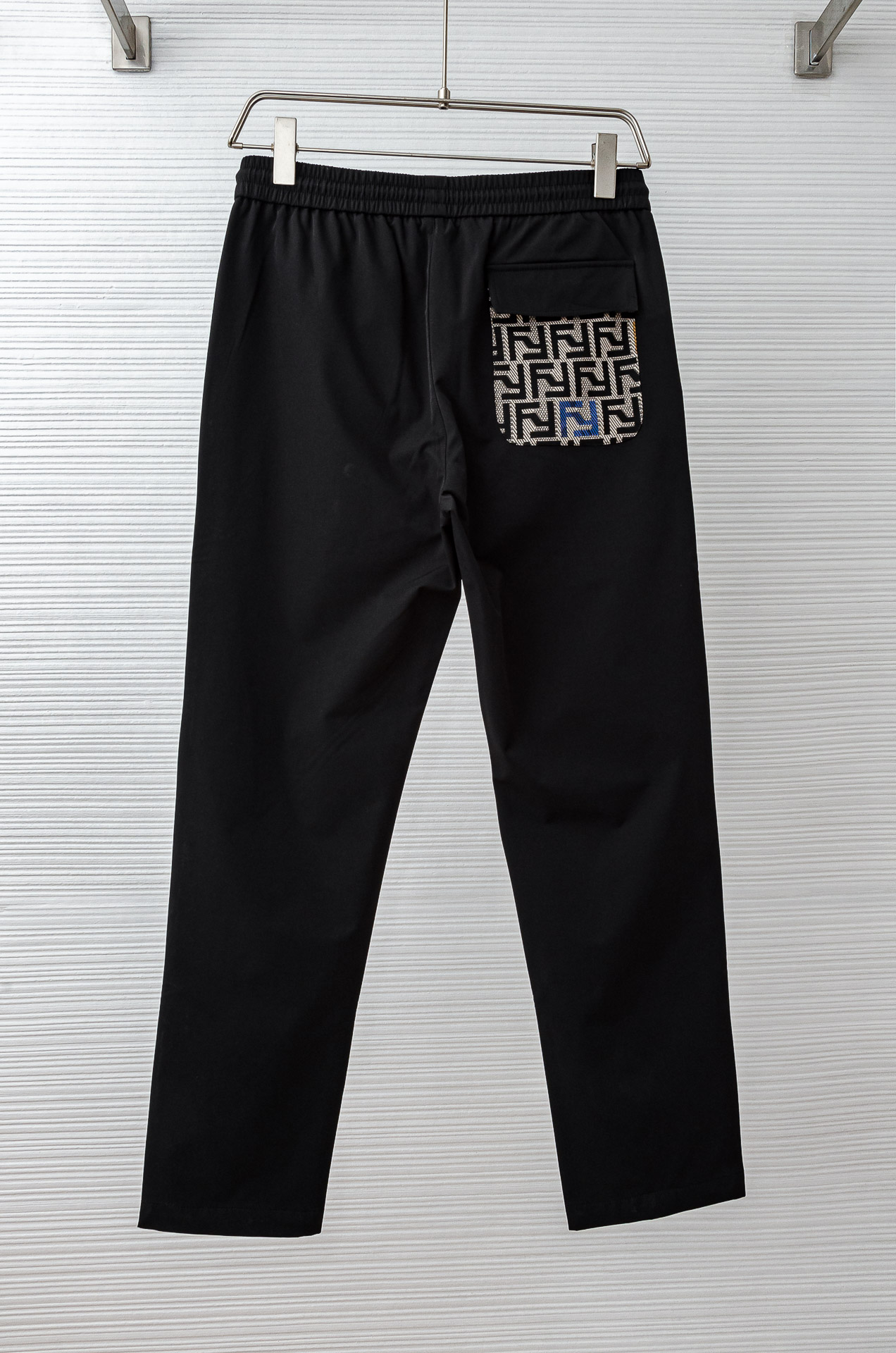 芬迪Fendi 立体刺绣修饰弹力抽绳腰头男士休闲舒适直筒长裤其匠心打造，毋庸置疑的极品重磅，无需过多的词