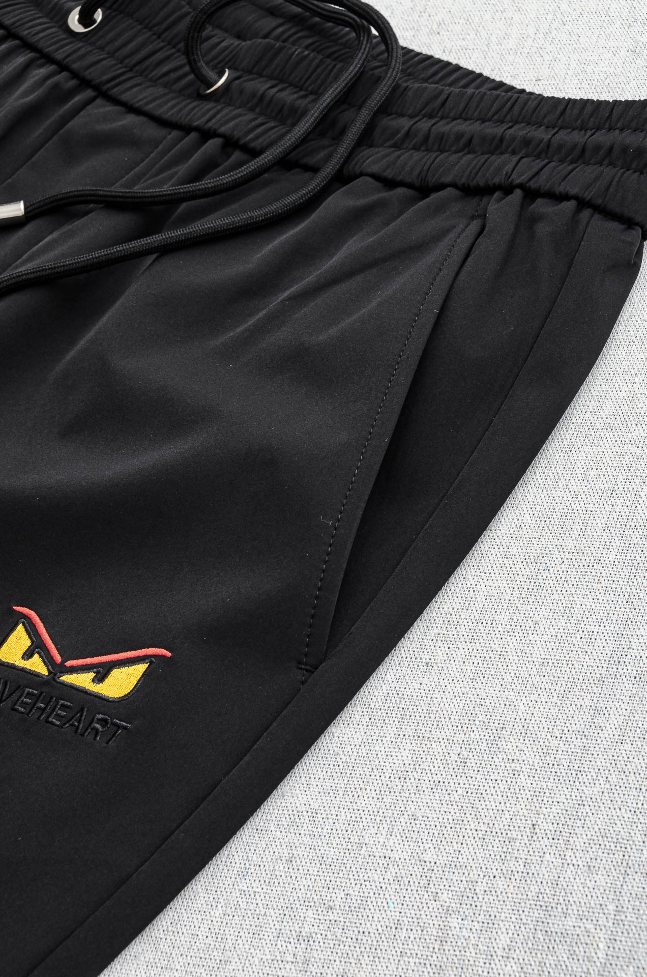 芬迪Fendi 立体刺绣修饰弹力抽绳腰头男士休闲舒适直筒长裤其匠心打造，毋庸置疑的极品重磅，无需过多的词