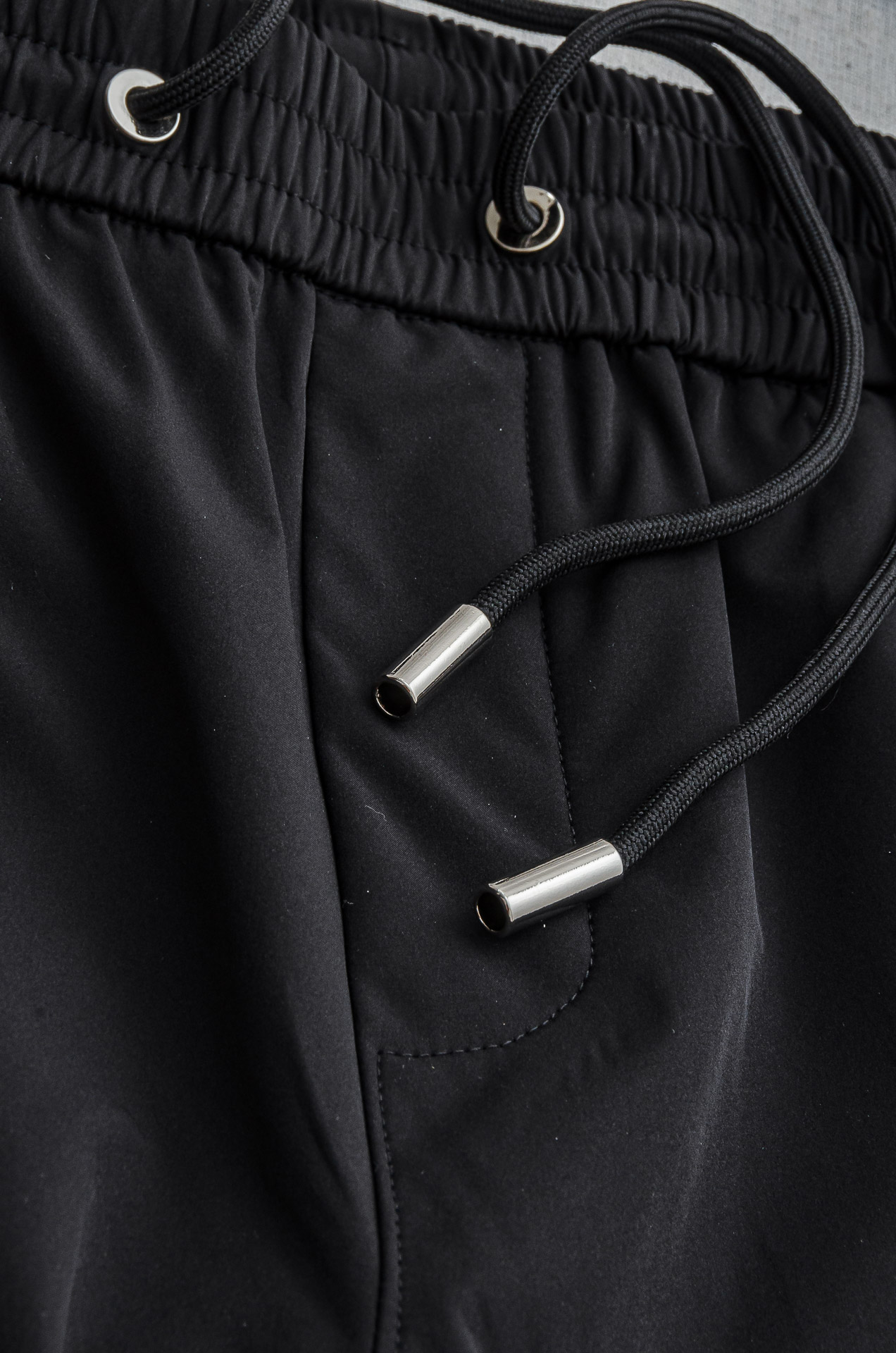 芬迪Fendi 立体刺绣修饰弹力抽绳腰头男士休闲舒适直筒长裤其匠心打造，毋庸置疑的极品重磅，无需过多的词