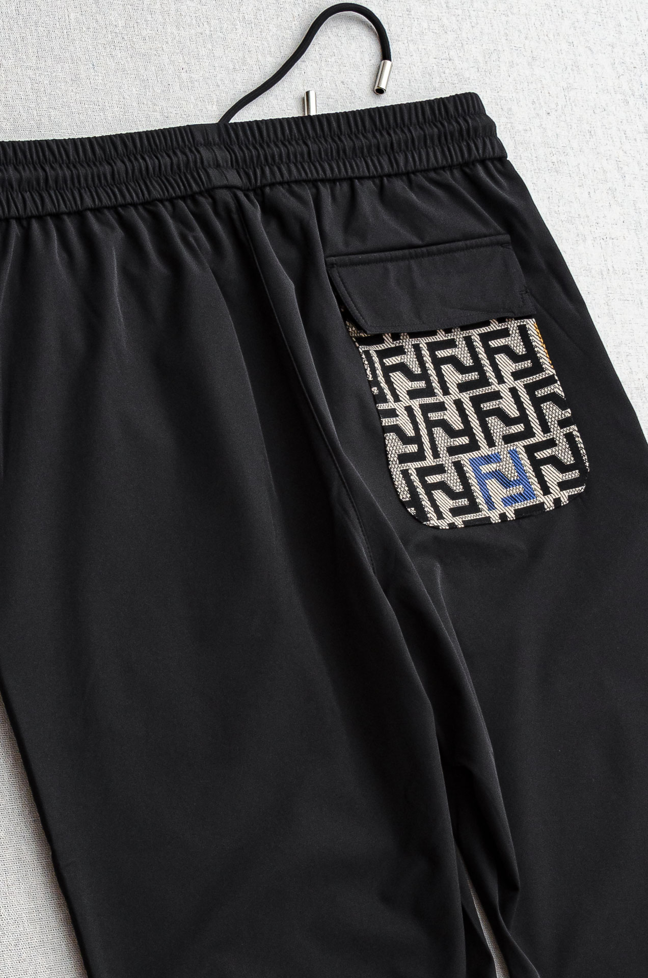 芬迪Fendi 立体刺绣修饰弹力抽绳腰头男士休闲舒适直筒长裤其匠心打造，毋庸置疑的极品重磅，无需过多的词