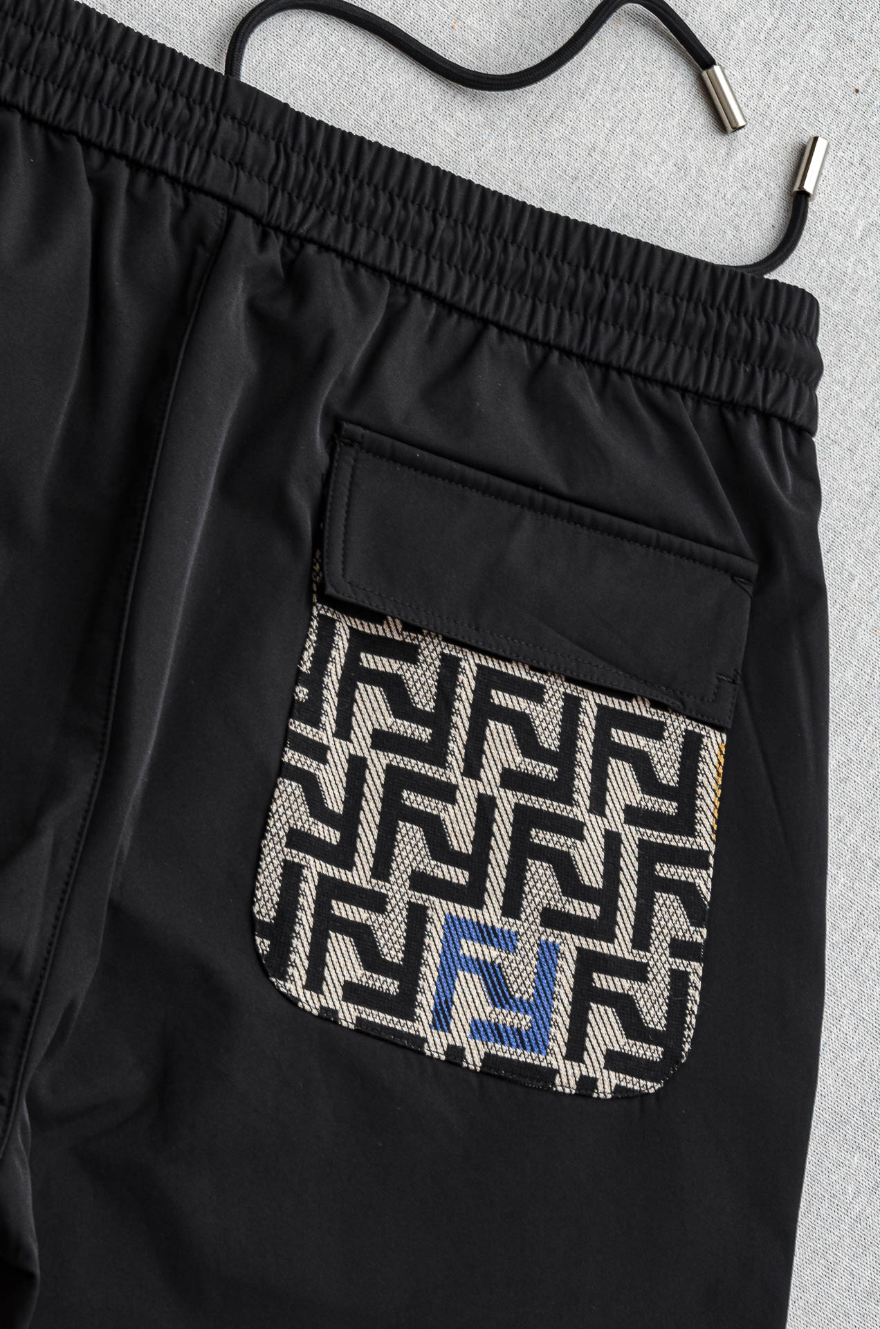 芬迪Fendi 立体刺绣修饰弹力抽绳腰头男士休闲舒适直筒长裤其匠心打造，毋庸置疑的极品重磅，无需过多的词