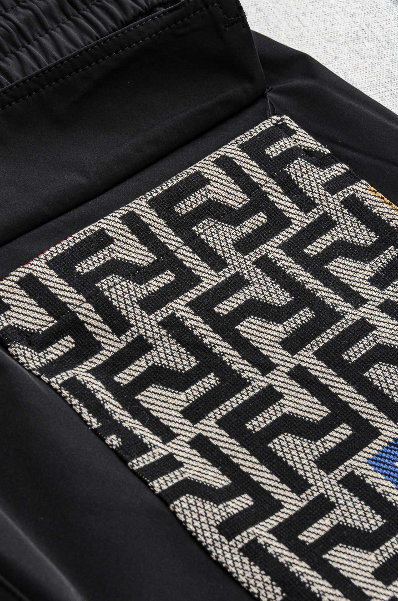 芬迪Fendi 立体刺绣修饰弹力抽绳腰头男士休闲舒适直筒长裤其匠心打造，毋庸置疑的极品重磅，无需过多的词