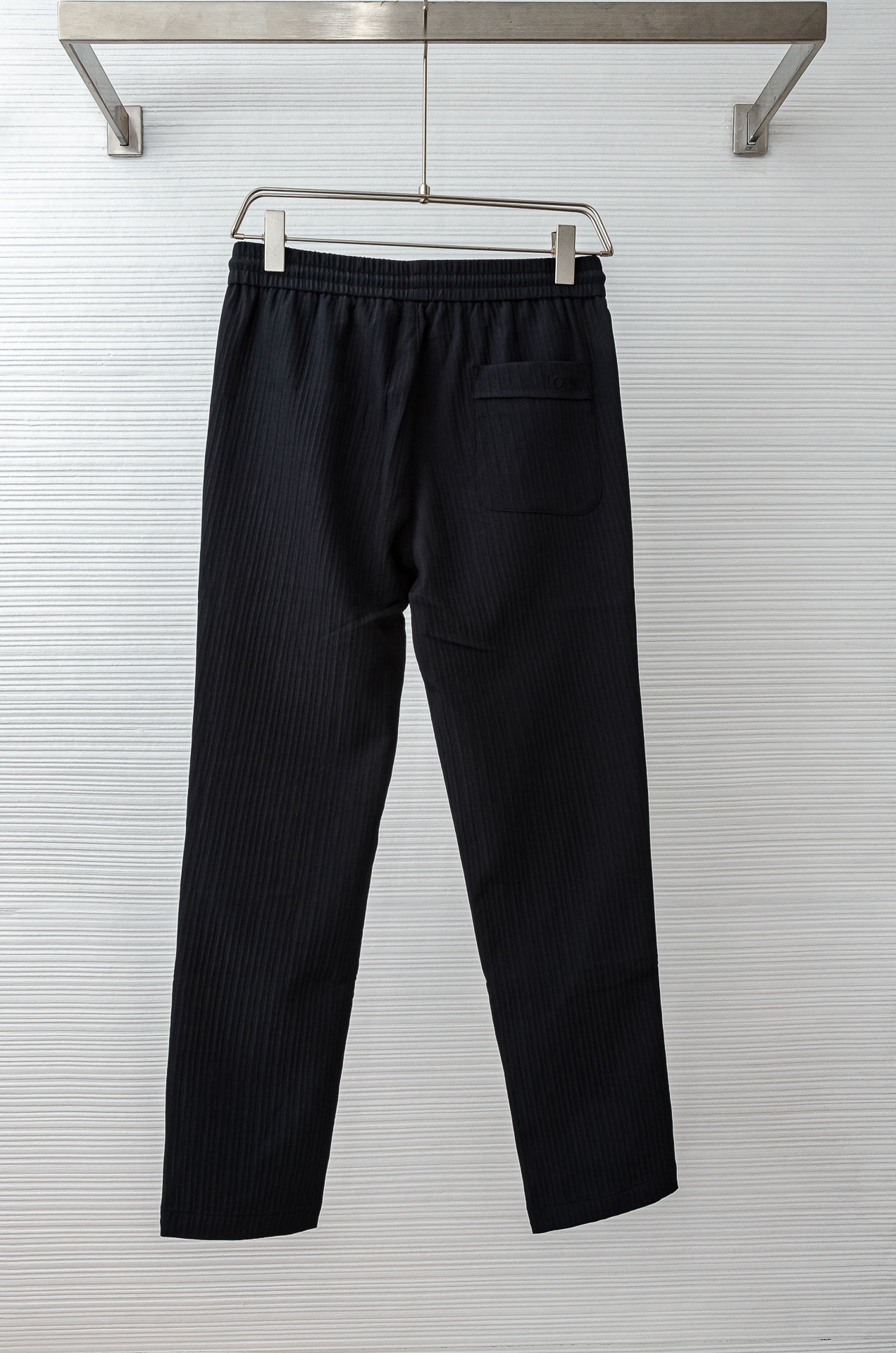 罗意威loewe立体刺绣修饰弹力抽绳腰头男士休闲舒适直筒长裤其匠心打造，毋庸置疑的极品重磅，无需过多的词