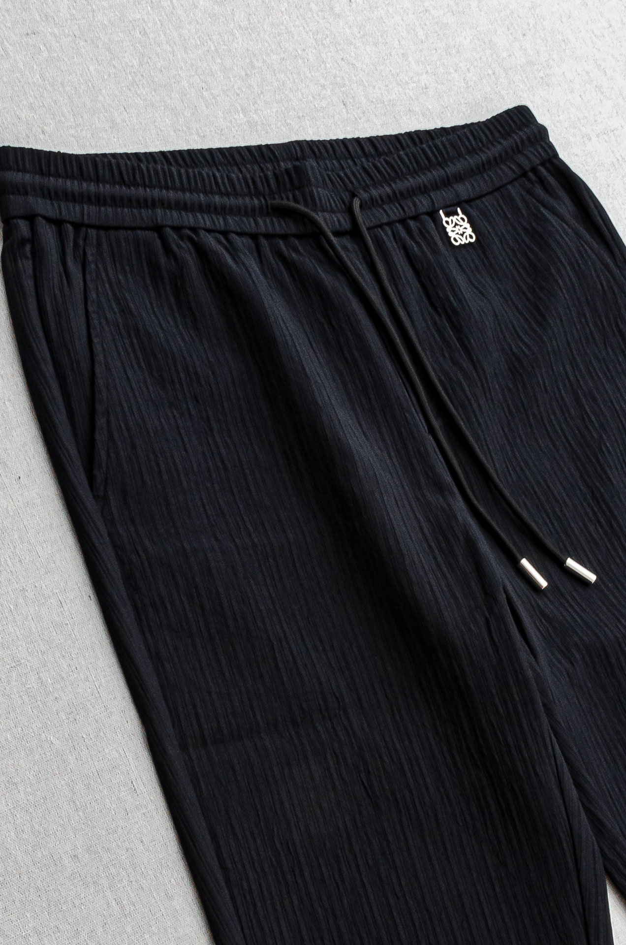 罗意威loewe立体刺绣修饰弹力抽绳腰头男士休闲舒适直筒长裤其匠心打造，毋庸置疑的极品重磅，无需过多的词