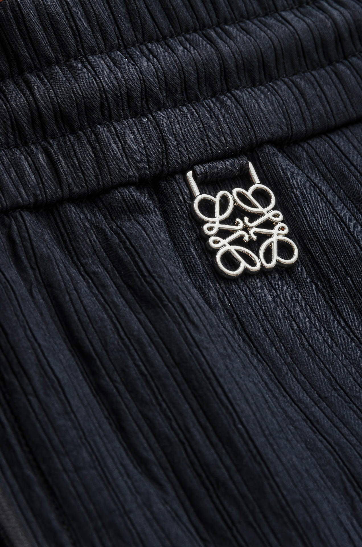 罗意威loewe立体刺绣修饰弹力抽绳腰头男士休闲舒适直筒长裤其匠心打造，毋庸置疑的极品重磅，无需过多的词