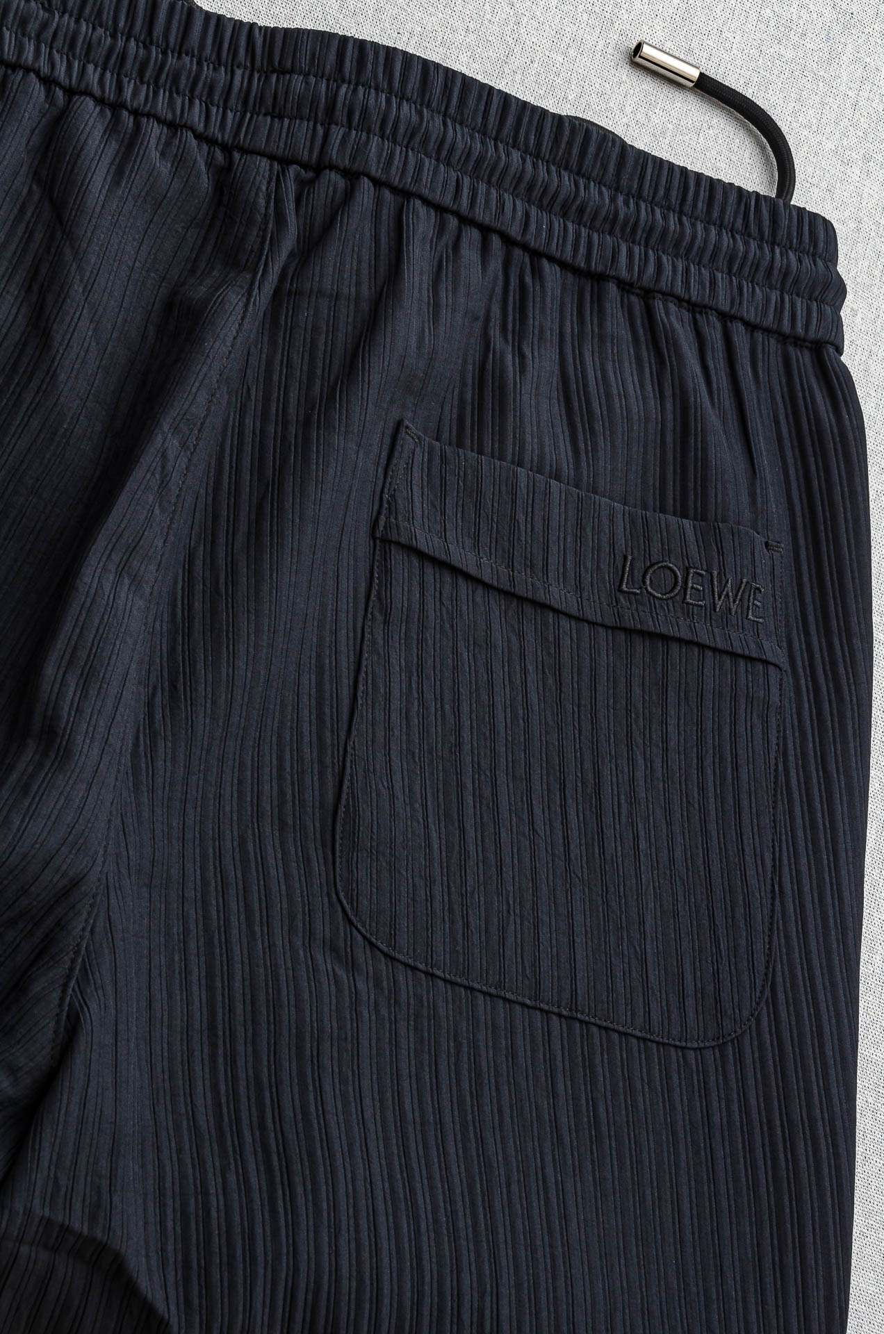 罗意威loewe立体刺绣修饰弹力抽绳腰头男士休闲舒适直筒长裤其匠心打造，毋庸置疑的极品重磅，无需过多的词