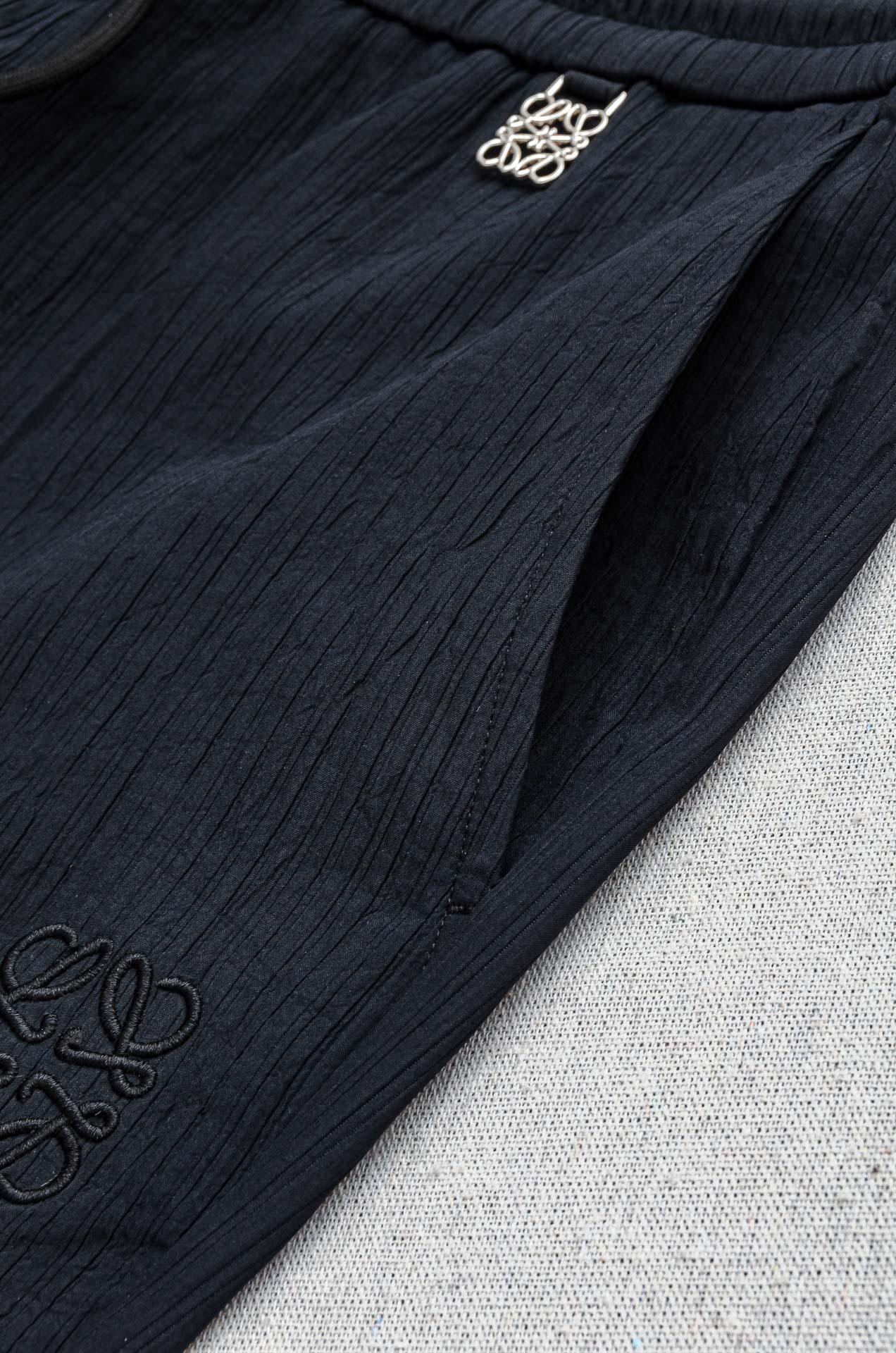 罗意威loewe立体刺绣修饰弹力抽绳腰头男士休闲舒适直筒长裤其匠心打造，毋庸置疑的极品重磅，无需过多的词