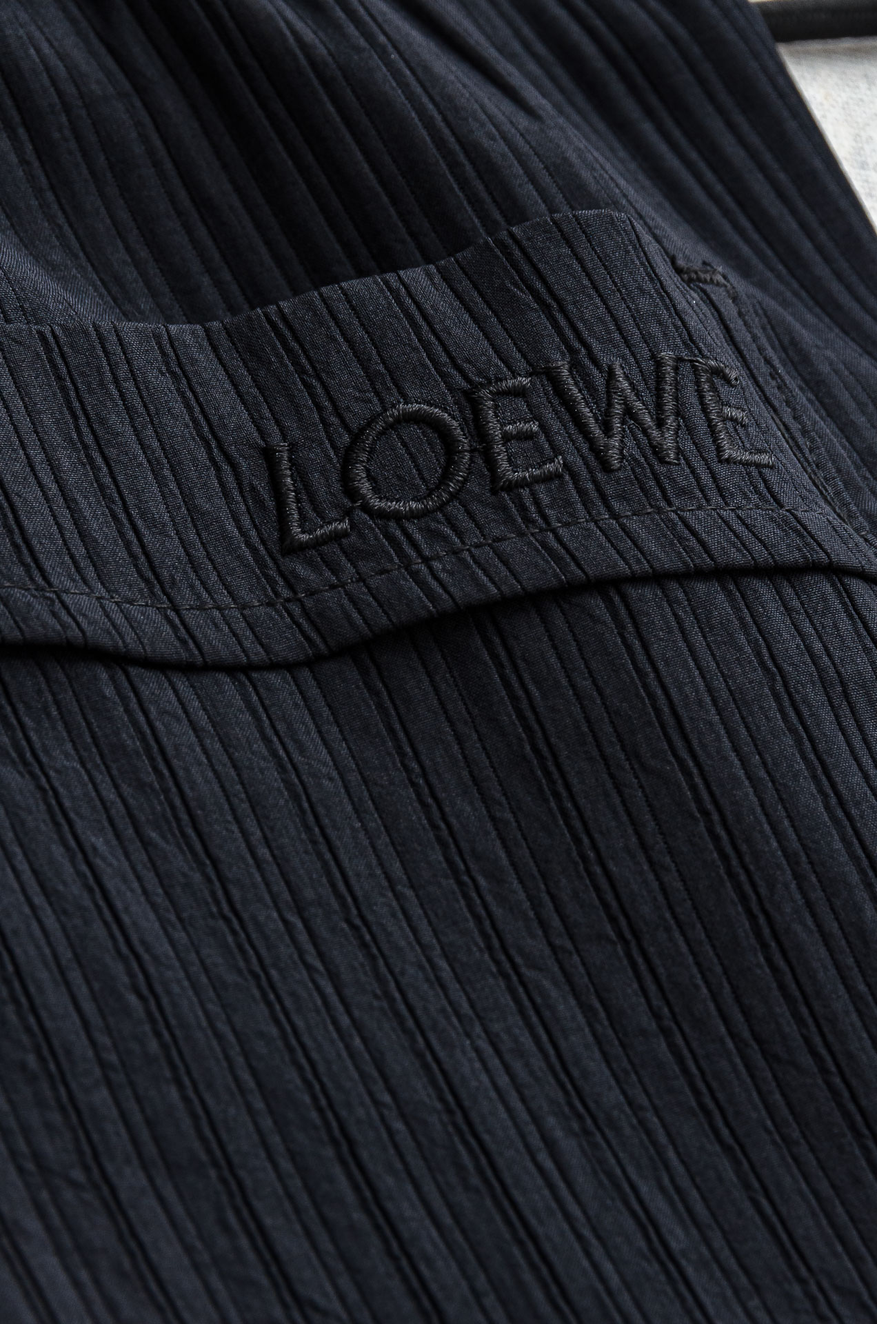 罗意威loewe立体刺绣修饰弹力抽绳腰头男士休闲舒适直筒长裤其匠心打造，毋庸置疑的极品重磅，无需过多的词