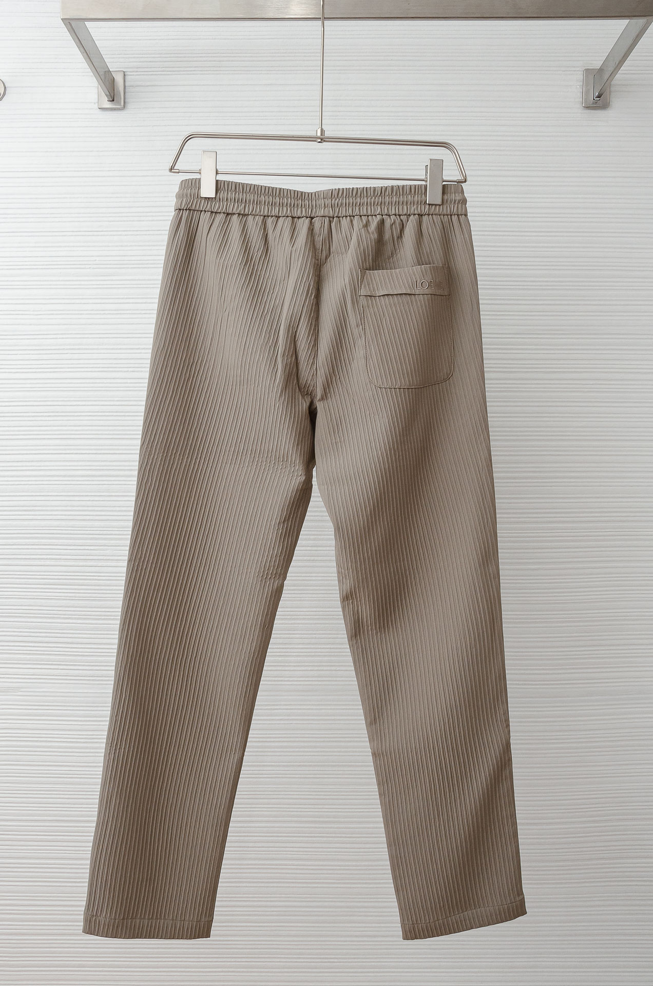 罗意威loewe立体刺绣修饰弹力抽绳腰头男士休闲舒适直筒长裤其匠心打造，毋庸置疑的极品重磅，无需过多的词