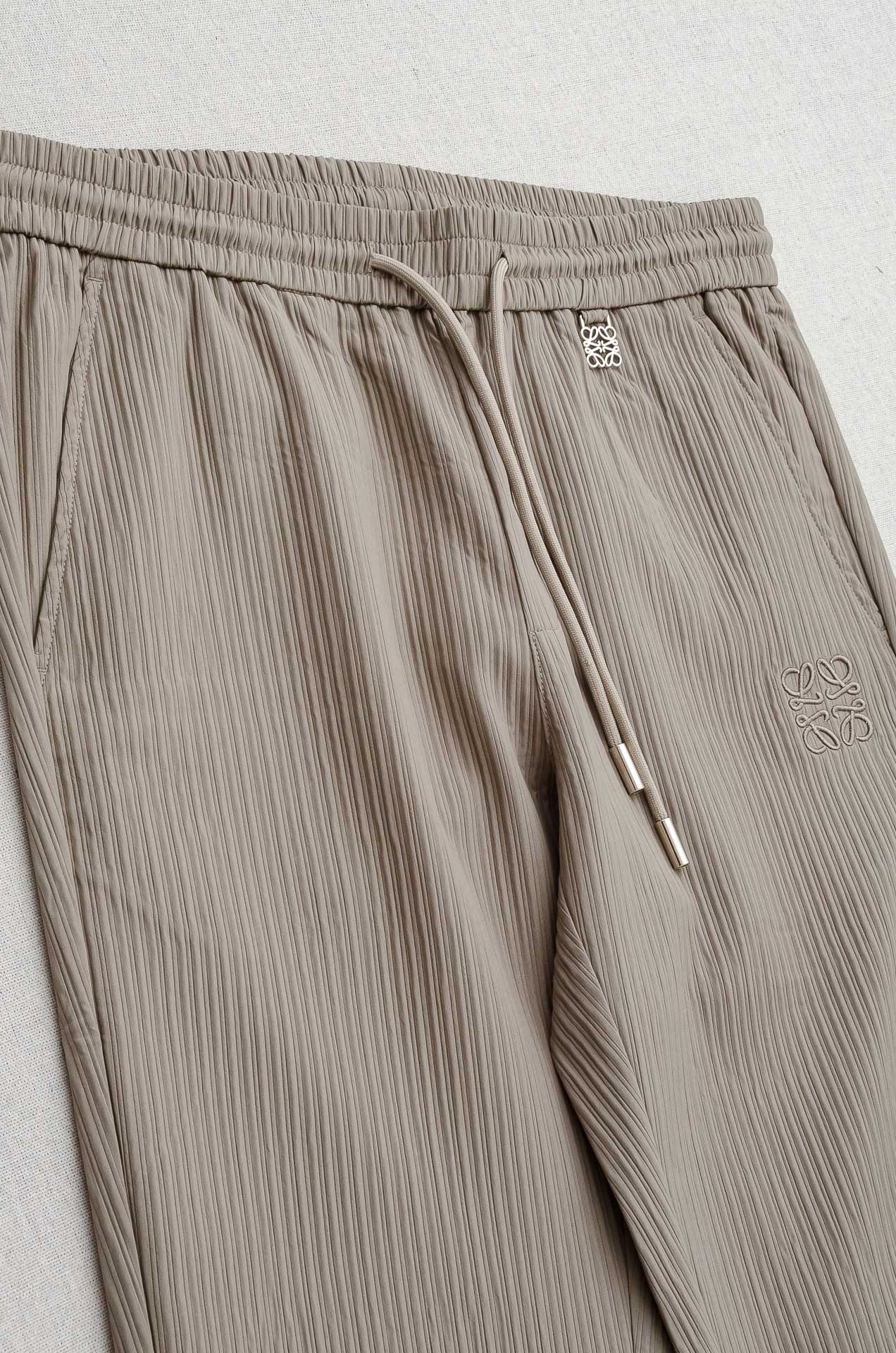 罗意威loewe立体刺绣修饰弹力抽绳腰头男士休闲舒适直筒长裤其匠心打造，毋庸置疑的极品重磅，无需过多的词