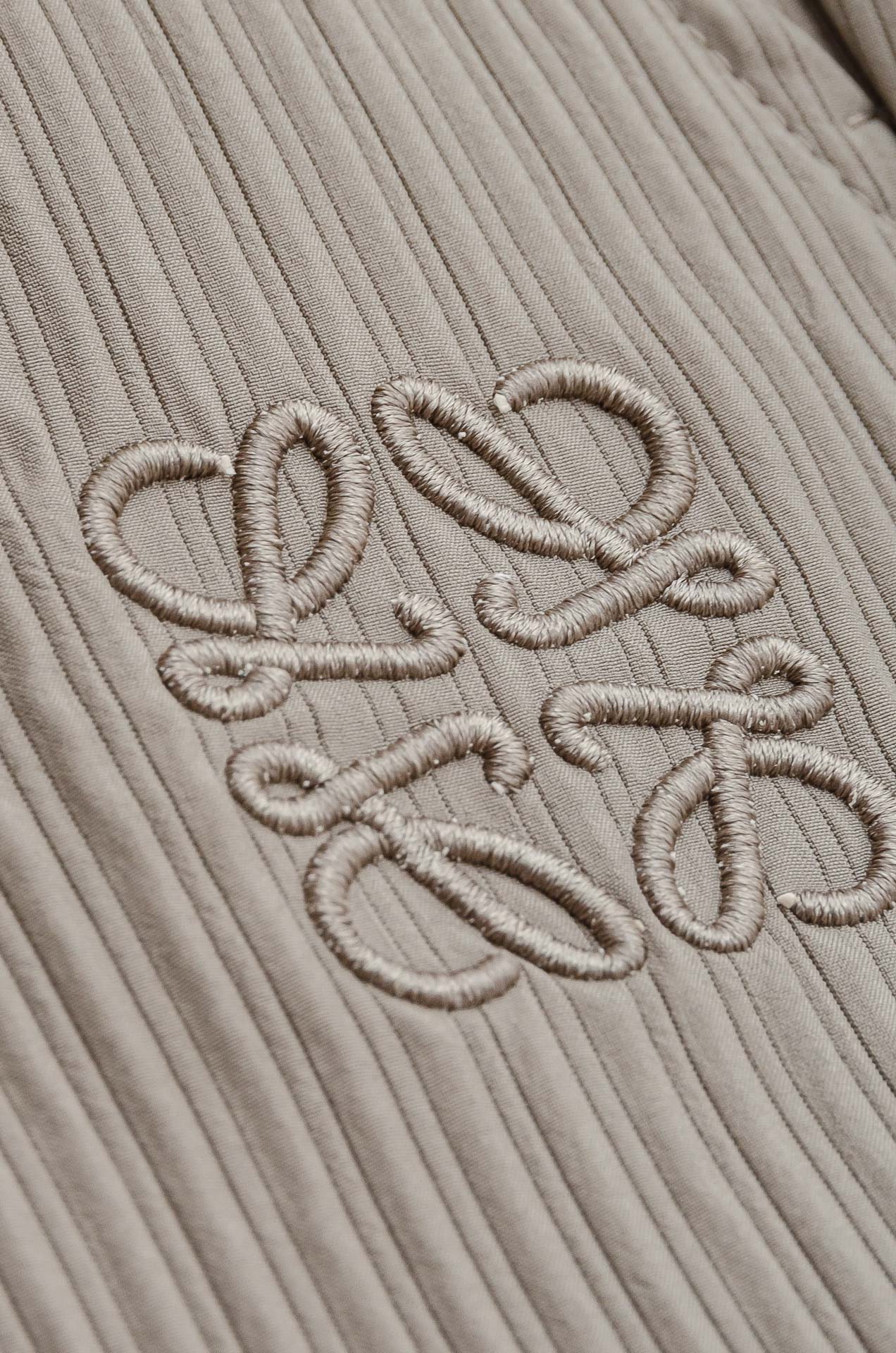 罗意威loewe立体刺绣修饰弹力抽绳腰头男士休闲舒适直筒长裤其匠心打造，毋庸置疑的极品重磅，无需过多的词