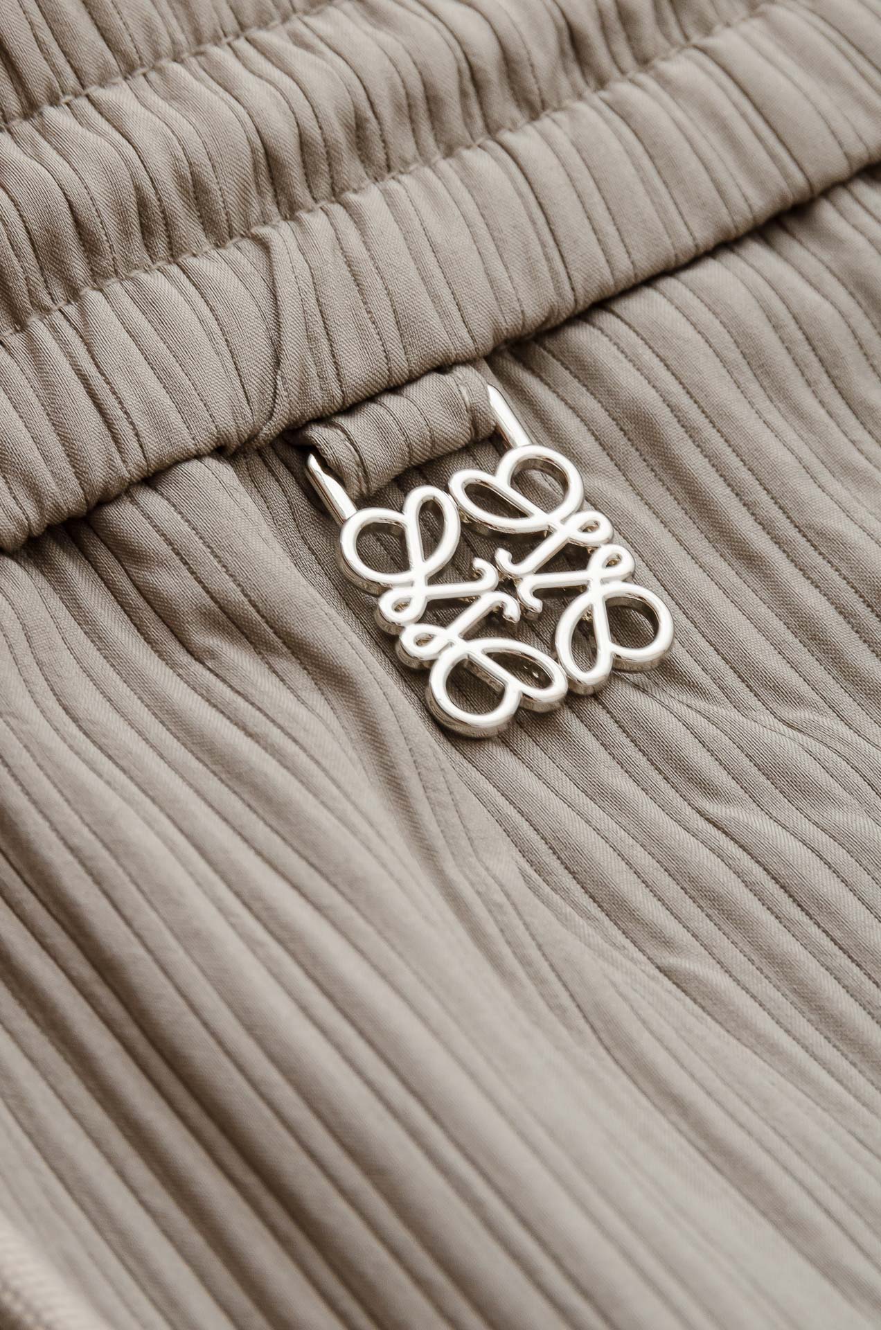 罗意威loewe立体刺绣修饰弹力抽绳腰头男士休闲舒适直筒长裤其匠心打造，毋庸置疑的极品重磅，无需过多的词