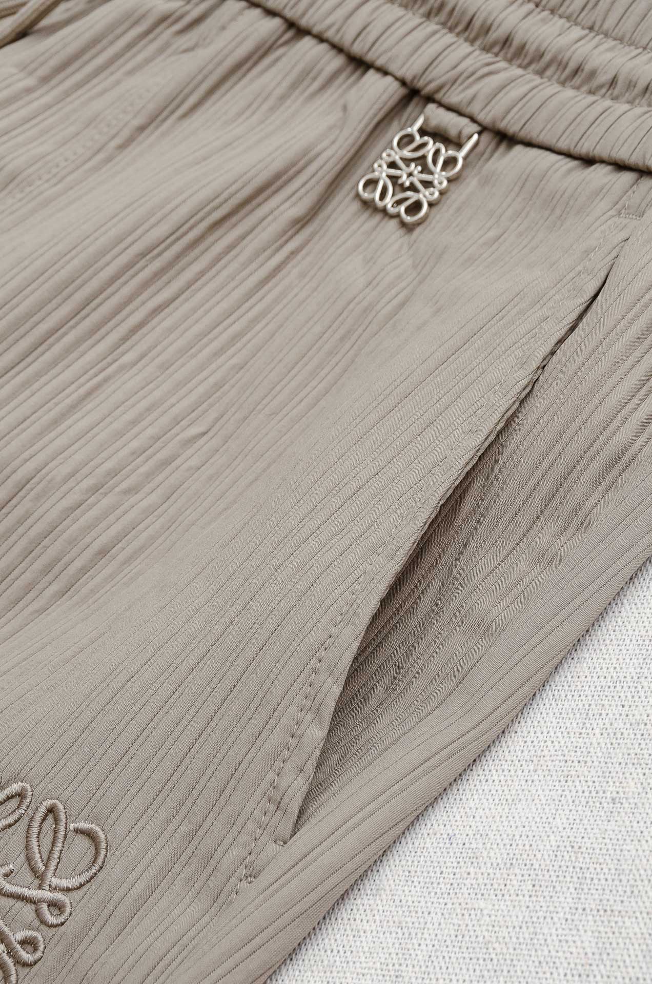 罗意威loewe立体刺绣修饰弹力抽绳腰头男士休闲舒适直筒长裤其匠心打造，毋庸置疑的极品重磅，无需过多的词