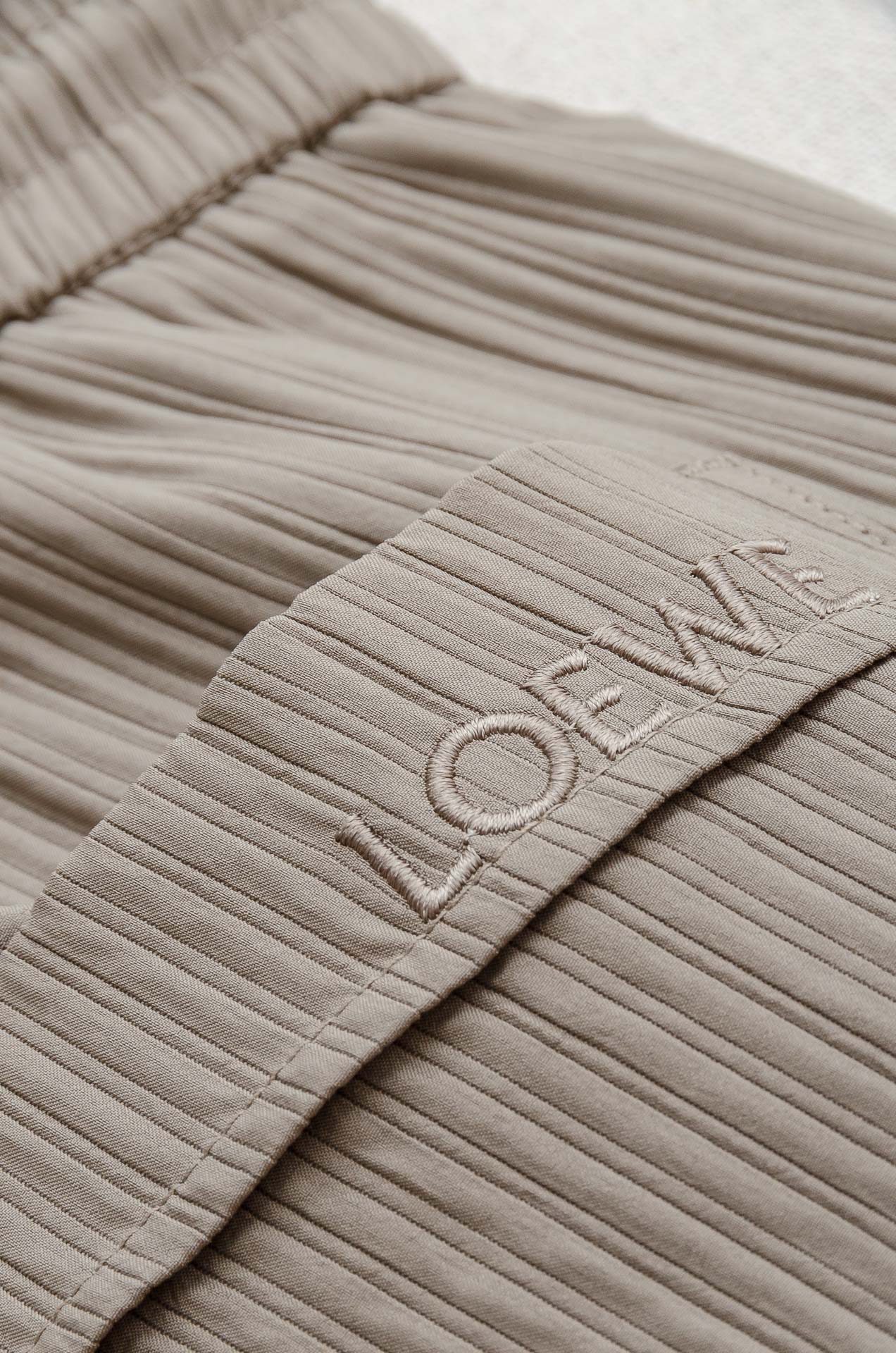 罗意威loewe立体刺绣修饰弹力抽绳腰头男士休闲舒适直筒长裤其匠心打造，毋庸置疑的极品重磅，无需过多的词