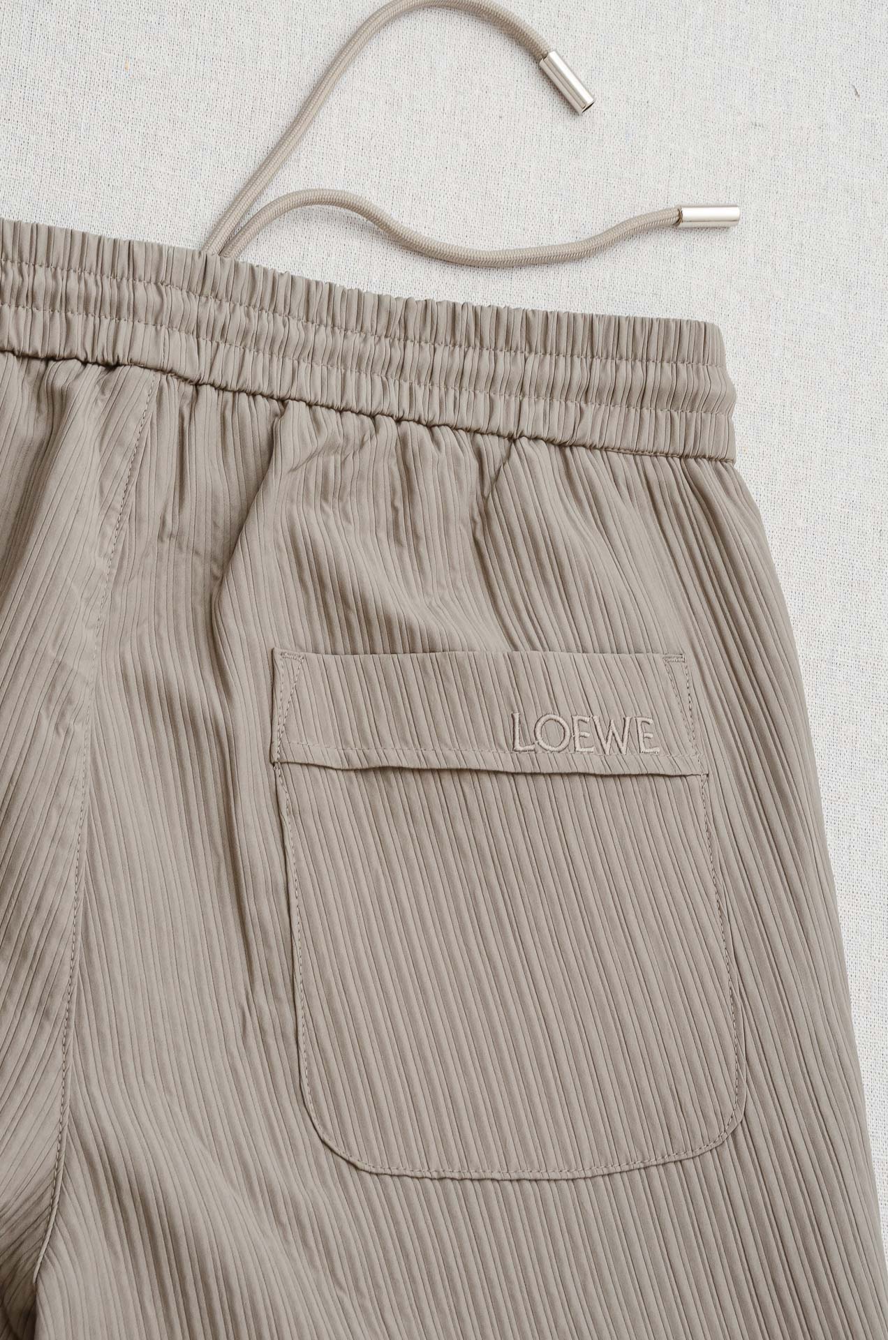 罗意威loewe立体刺绣修饰弹力抽绳腰头男士休闲舒适直筒长裤其匠心打造，毋庸置疑的极品重磅，无需过多的词