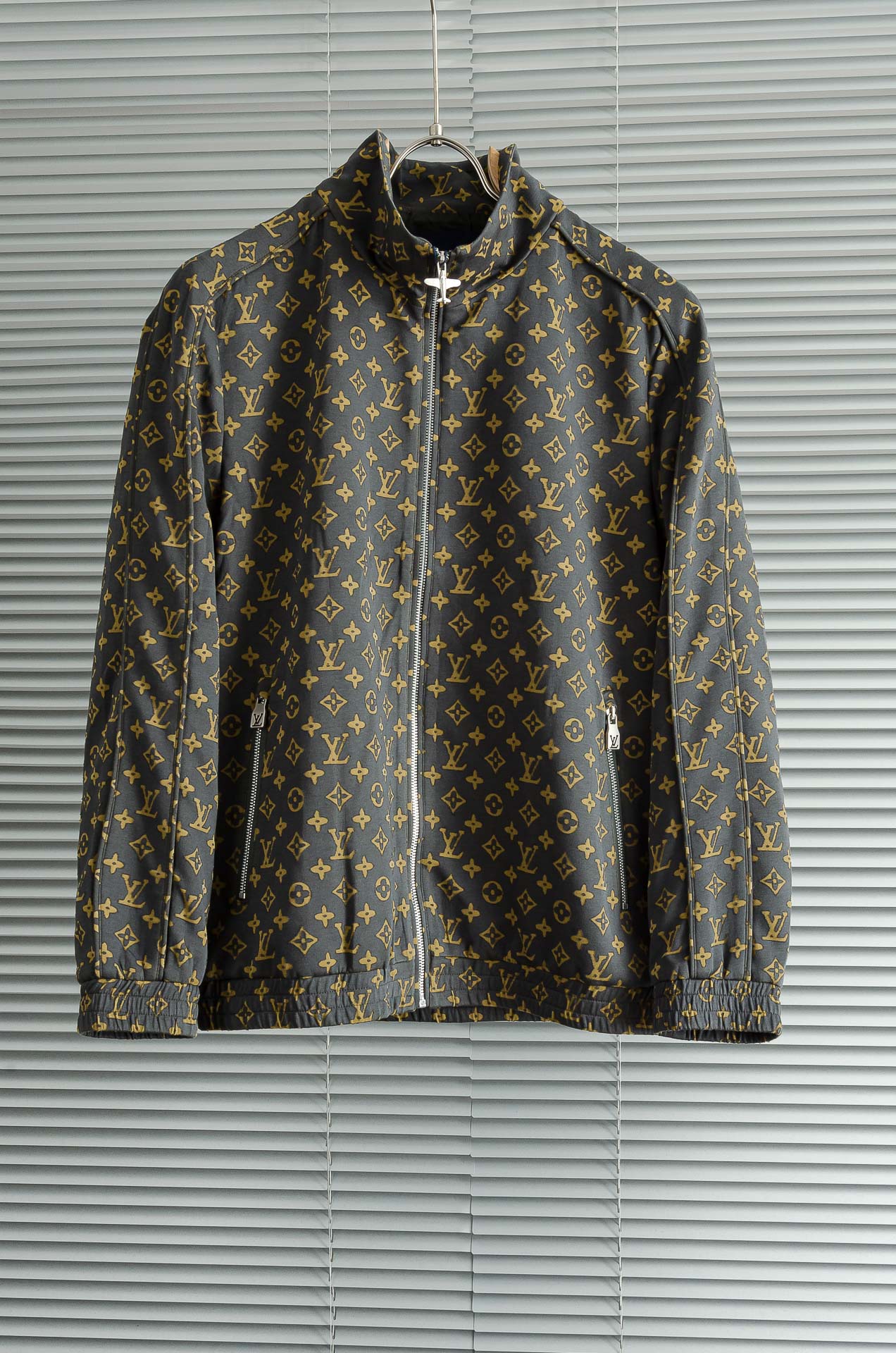 LV 驴牌2025FW满印提花夹克外套#秋季新品，极富品牌元素特征的一款单品，满身老花LOGO，非常招眼