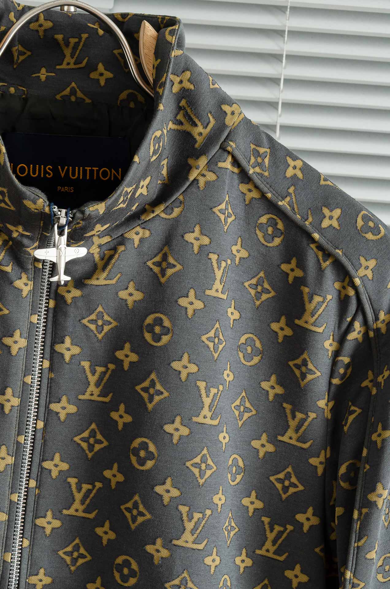 LV 驴牌2025FW满印提花夹克外套#秋季新品，极富品牌元素特征的一款单品，满身老花LOGO，非常招眼