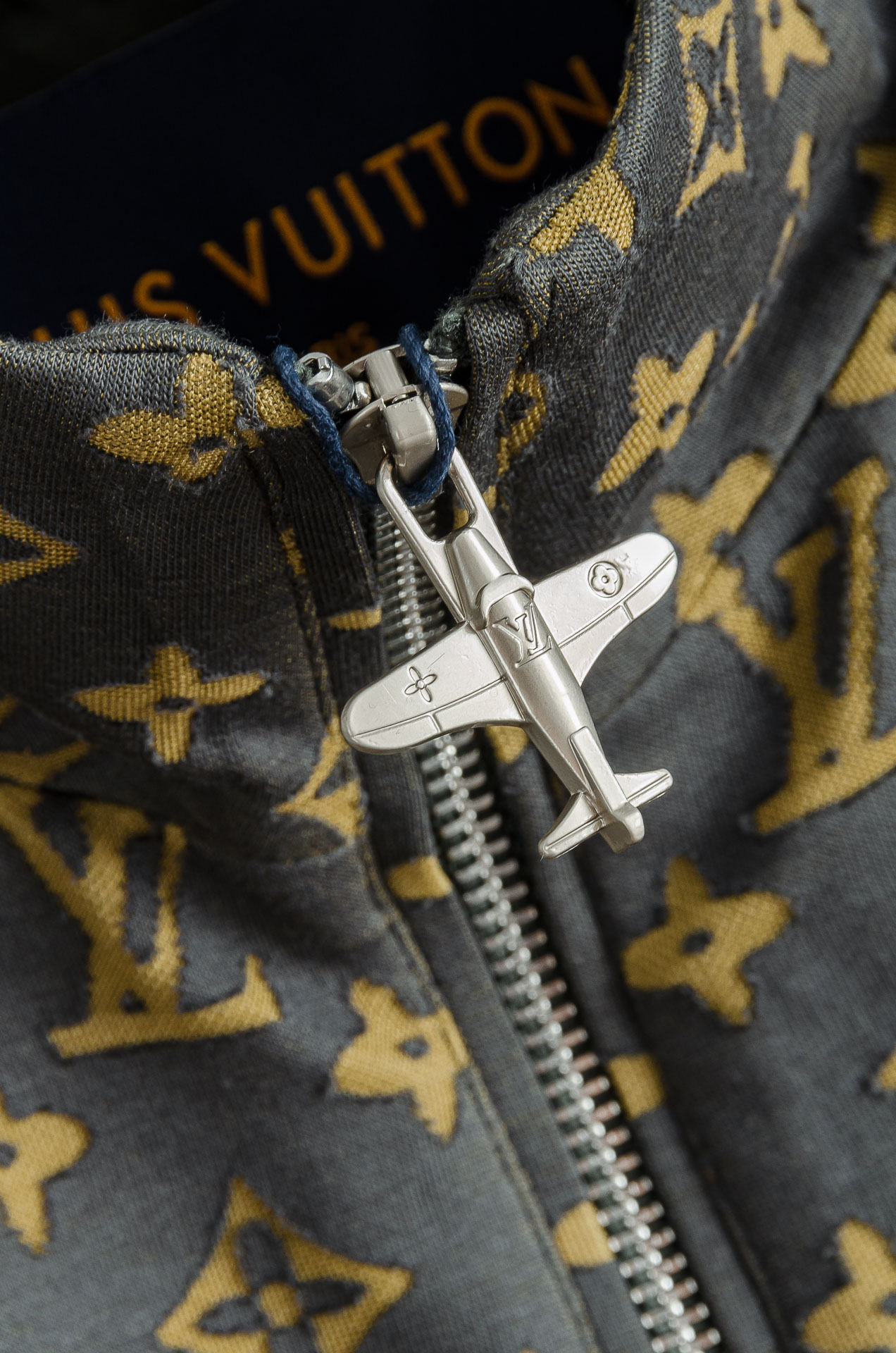 LV 驴牌2025FW满印提花夹克外套#秋季新品，极富品牌元素特征的一款单品，满身老花LOGO，非常招眼