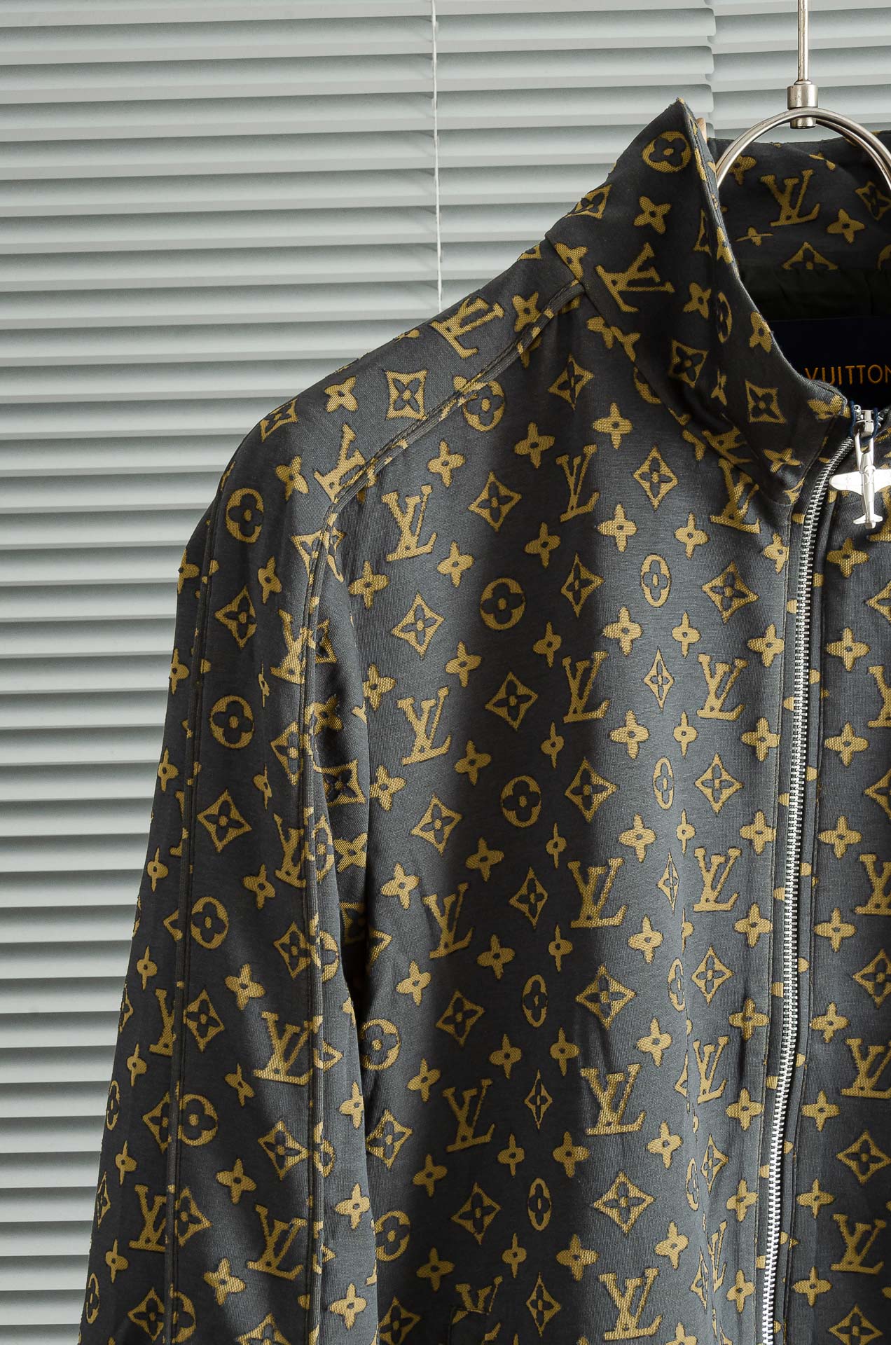 LV 驴牌2025FW满印提花夹克外套#秋季新品，极富品牌元素特征的一款单品，满身老花LOGO，非常招眼