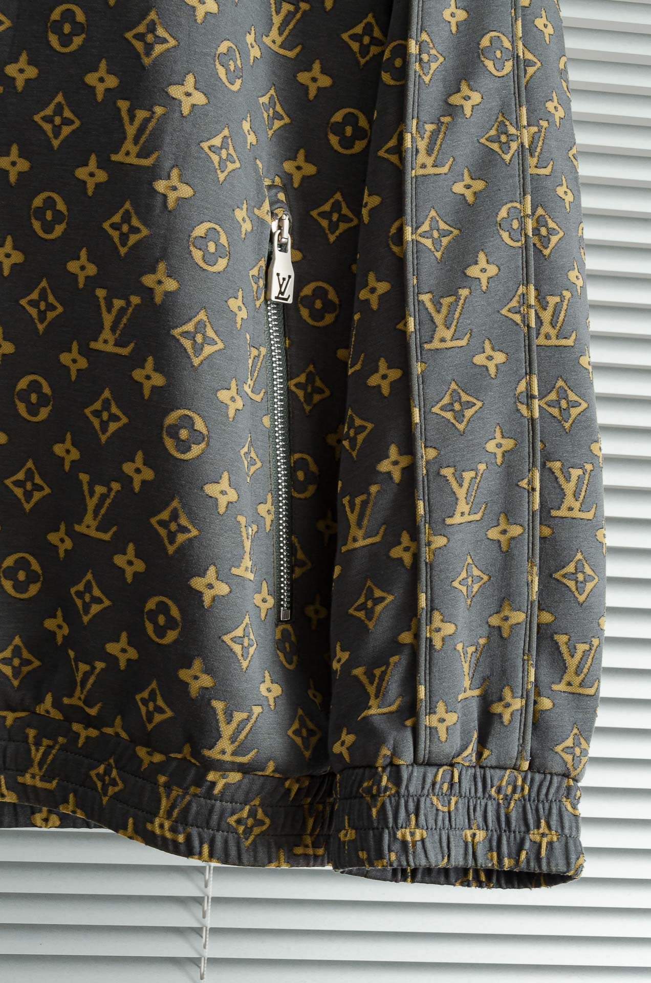 LV 驴牌2025FW满印提花夹克外套#秋季新品，极富品牌元素特征的一款单品，满身老花LOGO，非常招眼