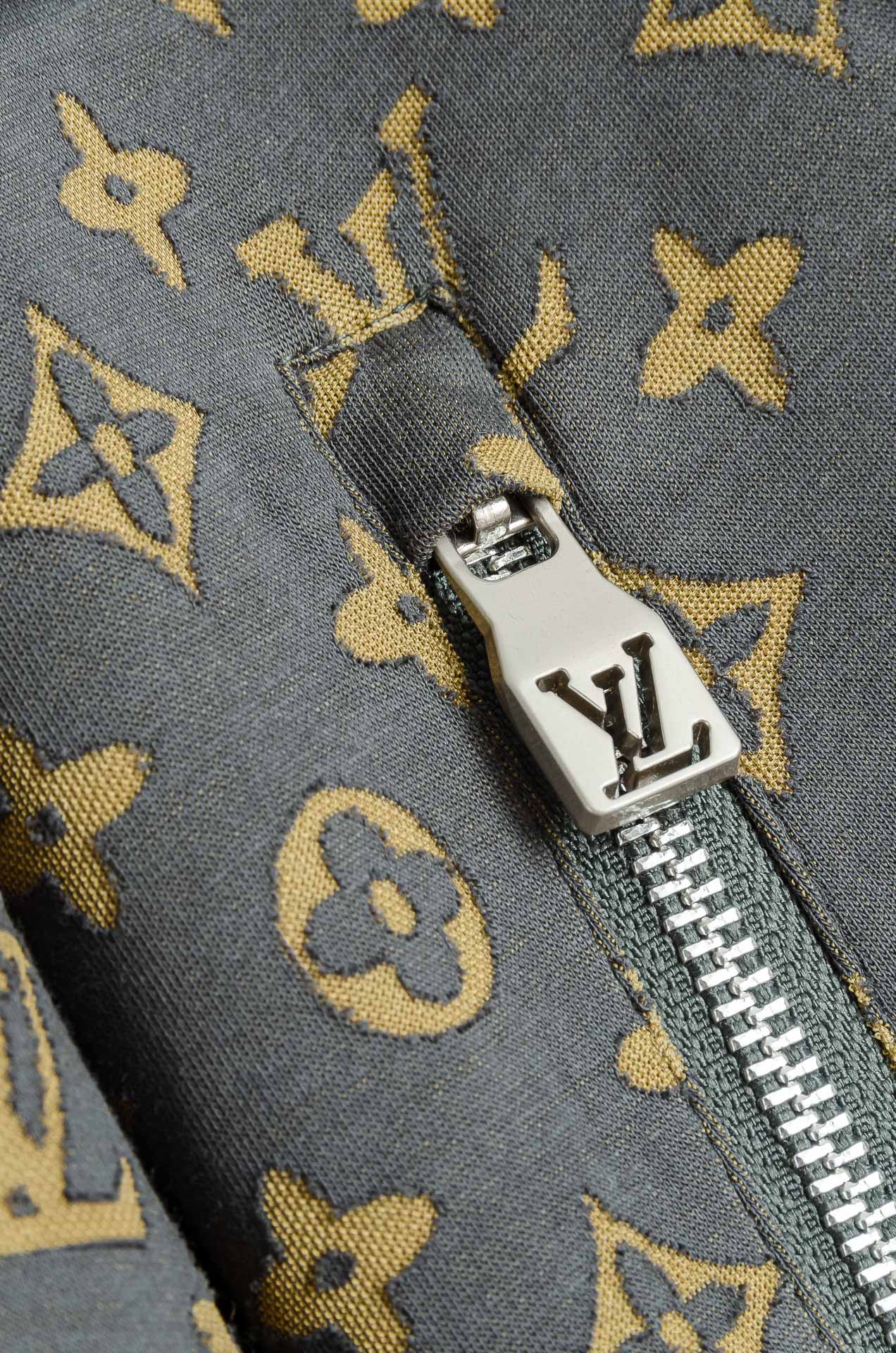 LV 驴牌2025FW满印提花夹克外套#秋季新品，极富品牌元素特征的一款单品，满身老花LOGO，非常招眼