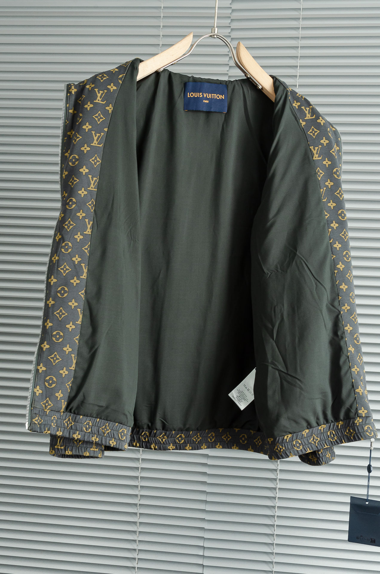 LV 驴牌2025FW满印提花夹克外套#秋季新品，极富品牌元素特征的一款单品，满身老花LOGO，非常招眼