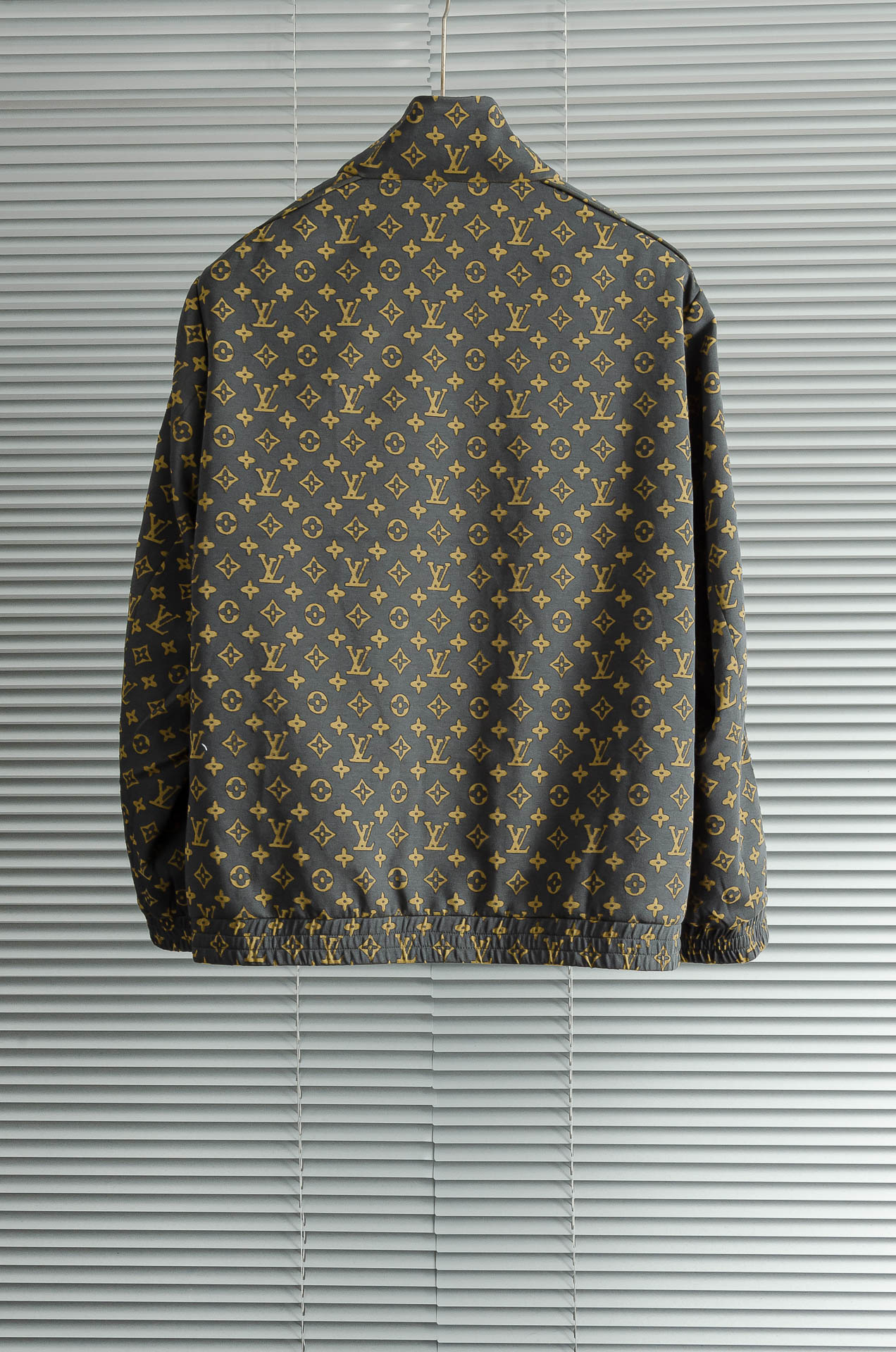 LV 驴牌2025FW满印提花夹克外套#秋季新品，极富品牌元素特征的一款单品，满身老花LOGO，非常招眼