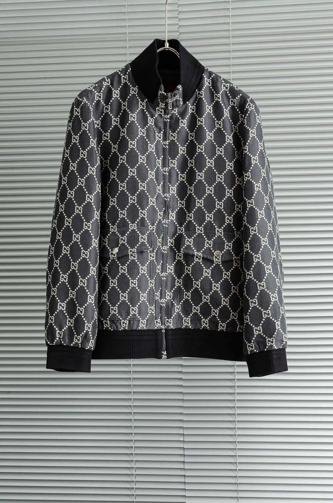 Gucci 2025FW字母时尚立领休闲夹克外套#以其独特的设计风格，瞬间提升了整体的时尚感。的立领设计