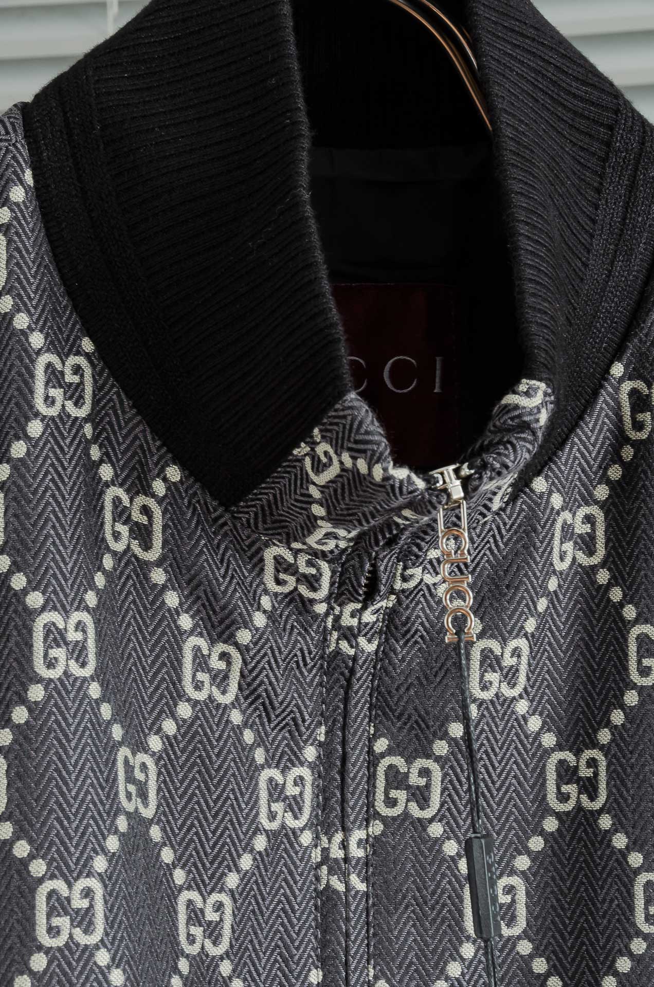 Gucci 2025FW字母时尚立领休闲夹克外套#以其独特的设计风格，瞬间提升了整体的时尚感。的立领设计
