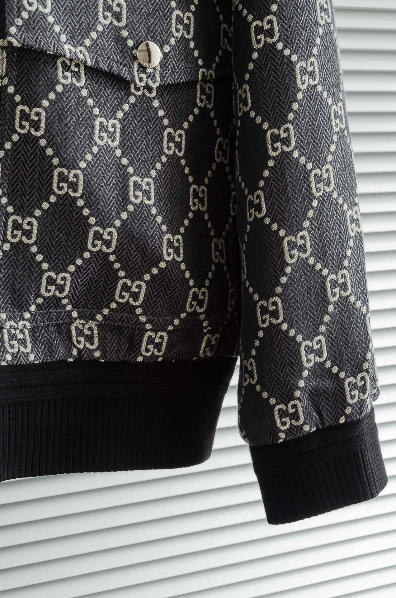 Gucci 2025FW字母时尚立领休闲夹克外套#以其独特的设计风格，瞬间提升了整体的时尚感。的立领设计