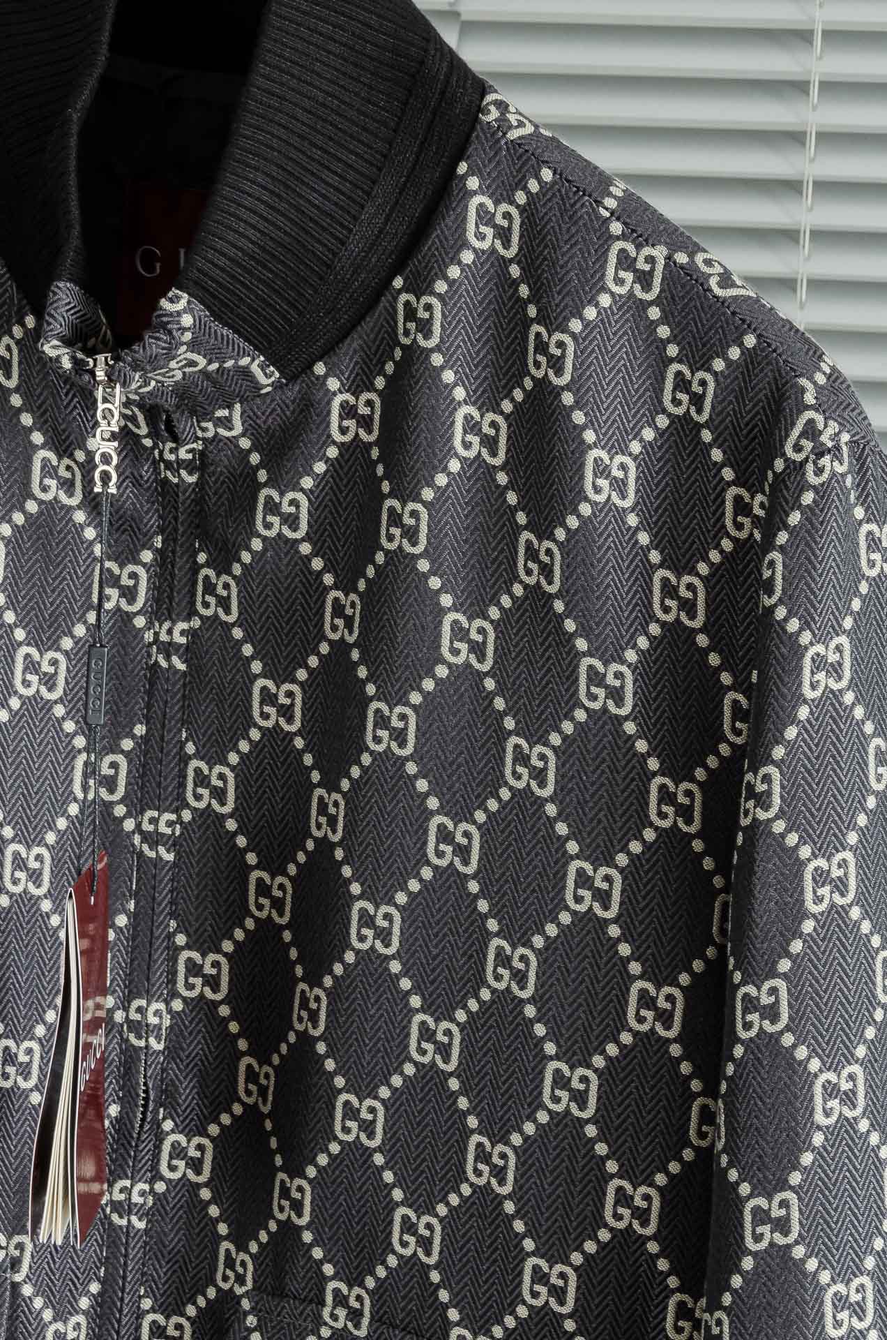 Gucci 2025FW字母时尚立领休闲夹克外套#以其独特的设计风格，瞬间提升了整体的时尚感。的立领设计